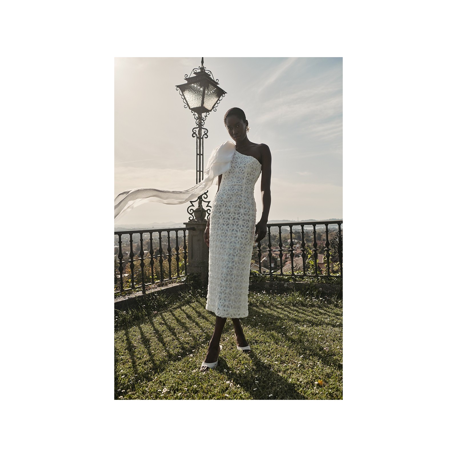 vestido midi asimetrico de tul blanco con dibujo en relieve y gran