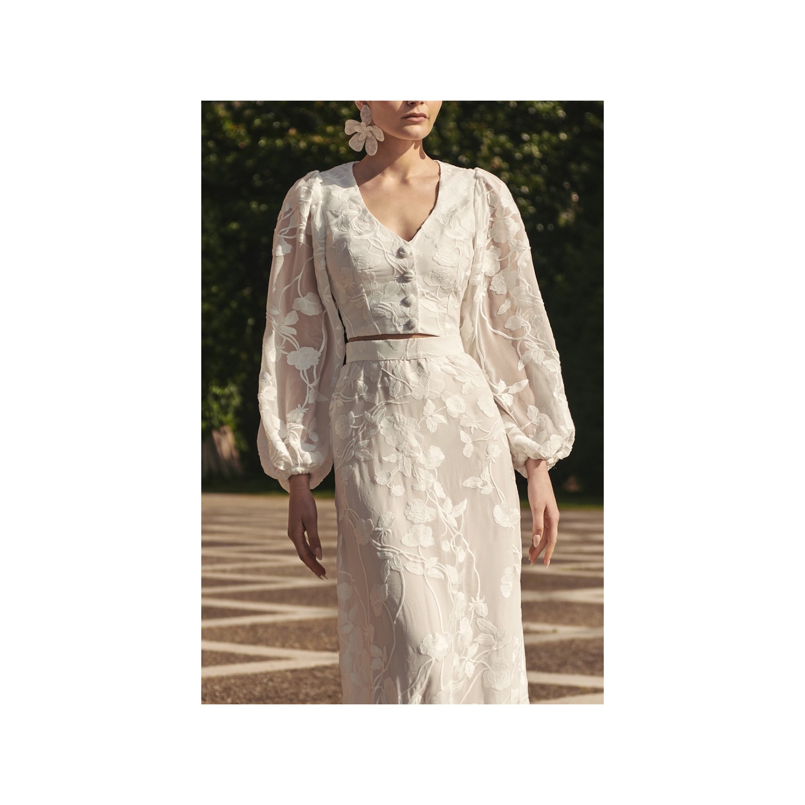 Top en gasa blanca con flores bordadas con manga ablusonada