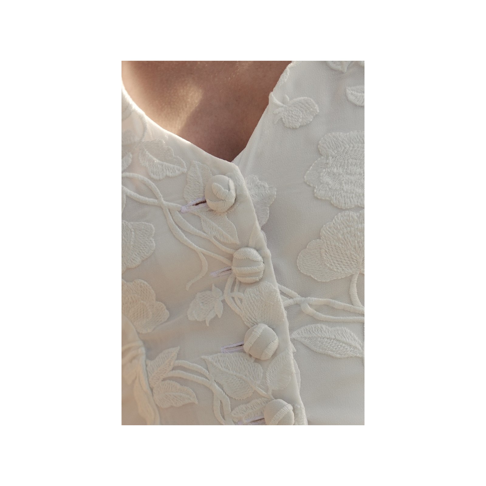 Top en gasa blanca con flores bordadas con manga ablusonada