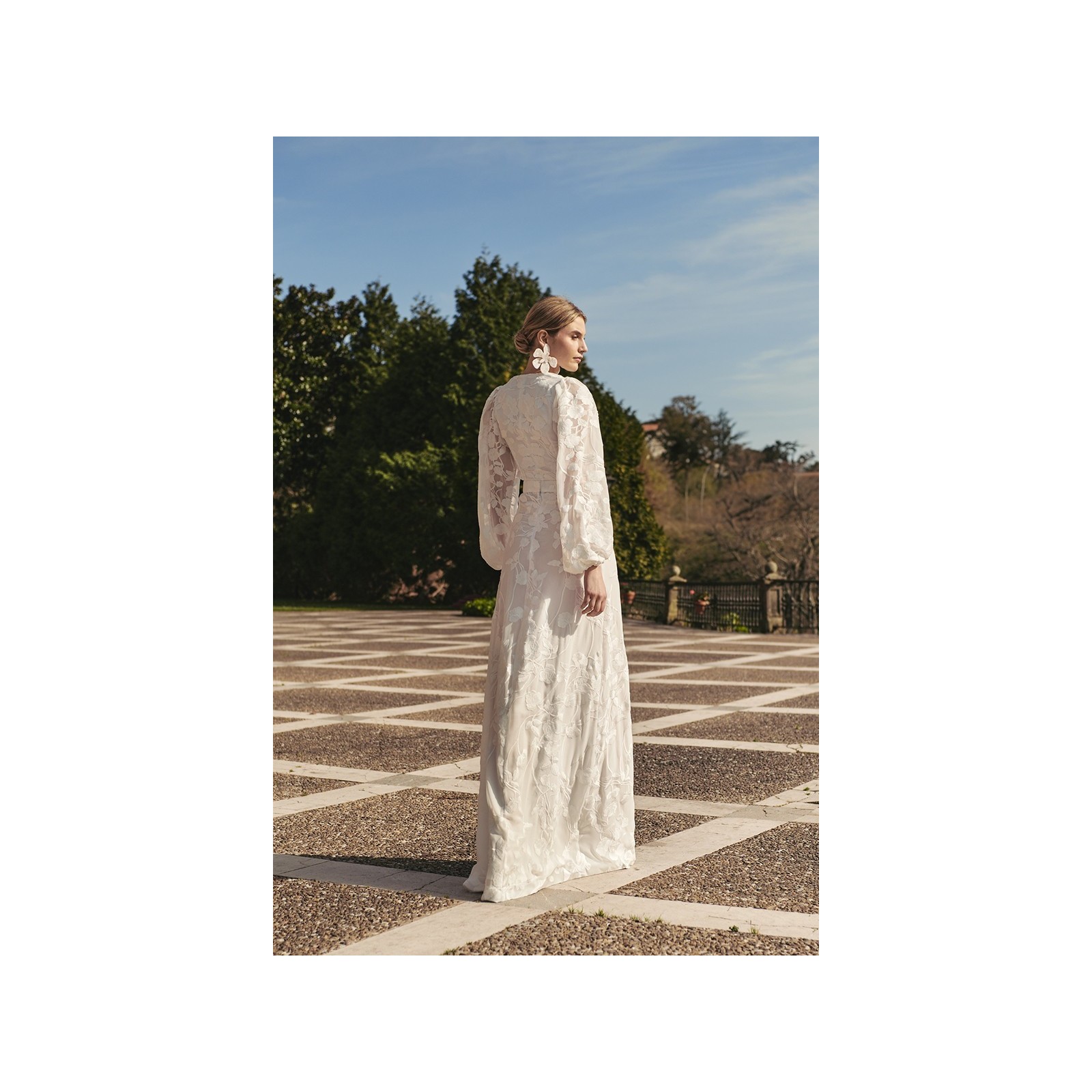 Top en gasa blanca con flores bordadas con manga ablusonada