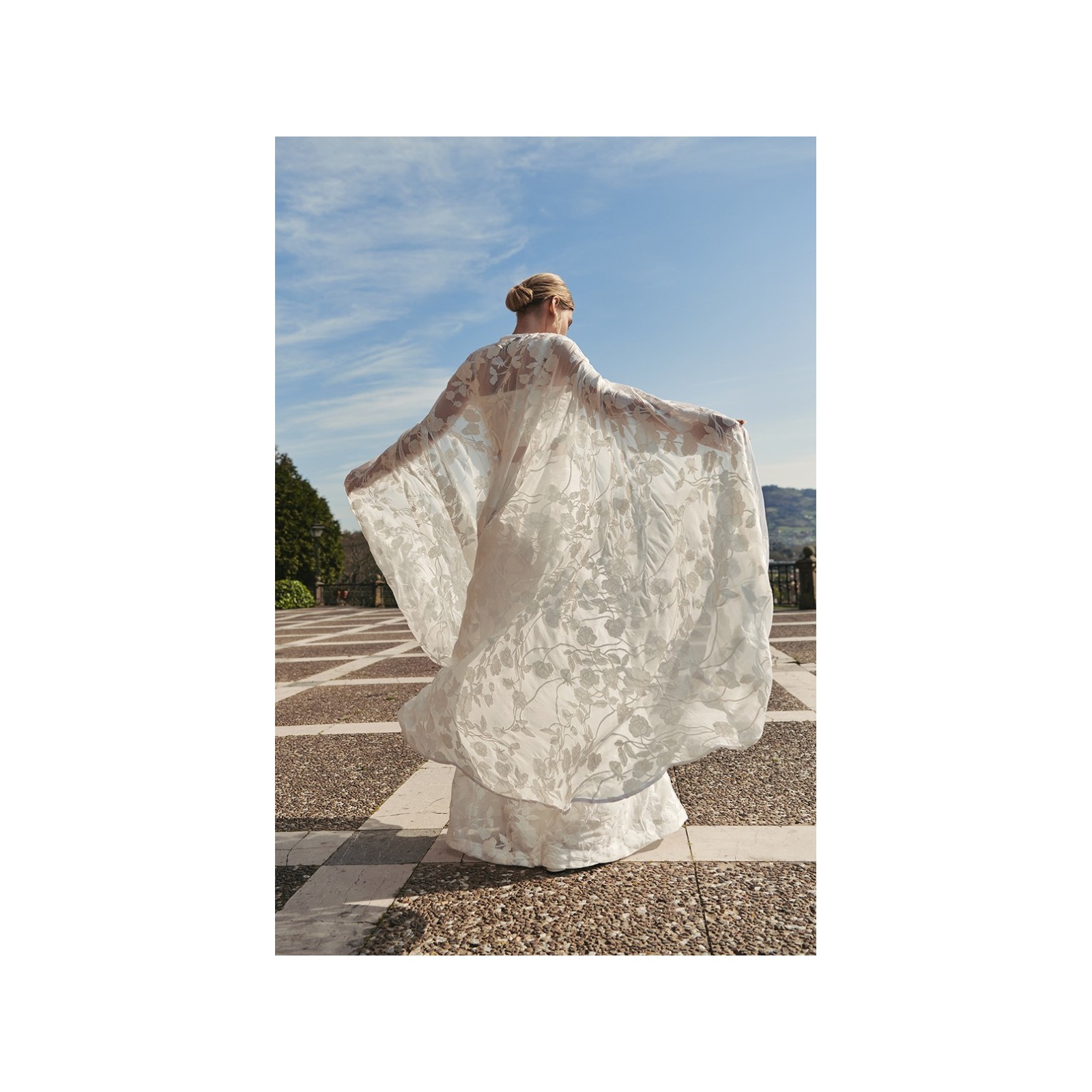 Capa larga de gasa bordad de flores blancas para novia