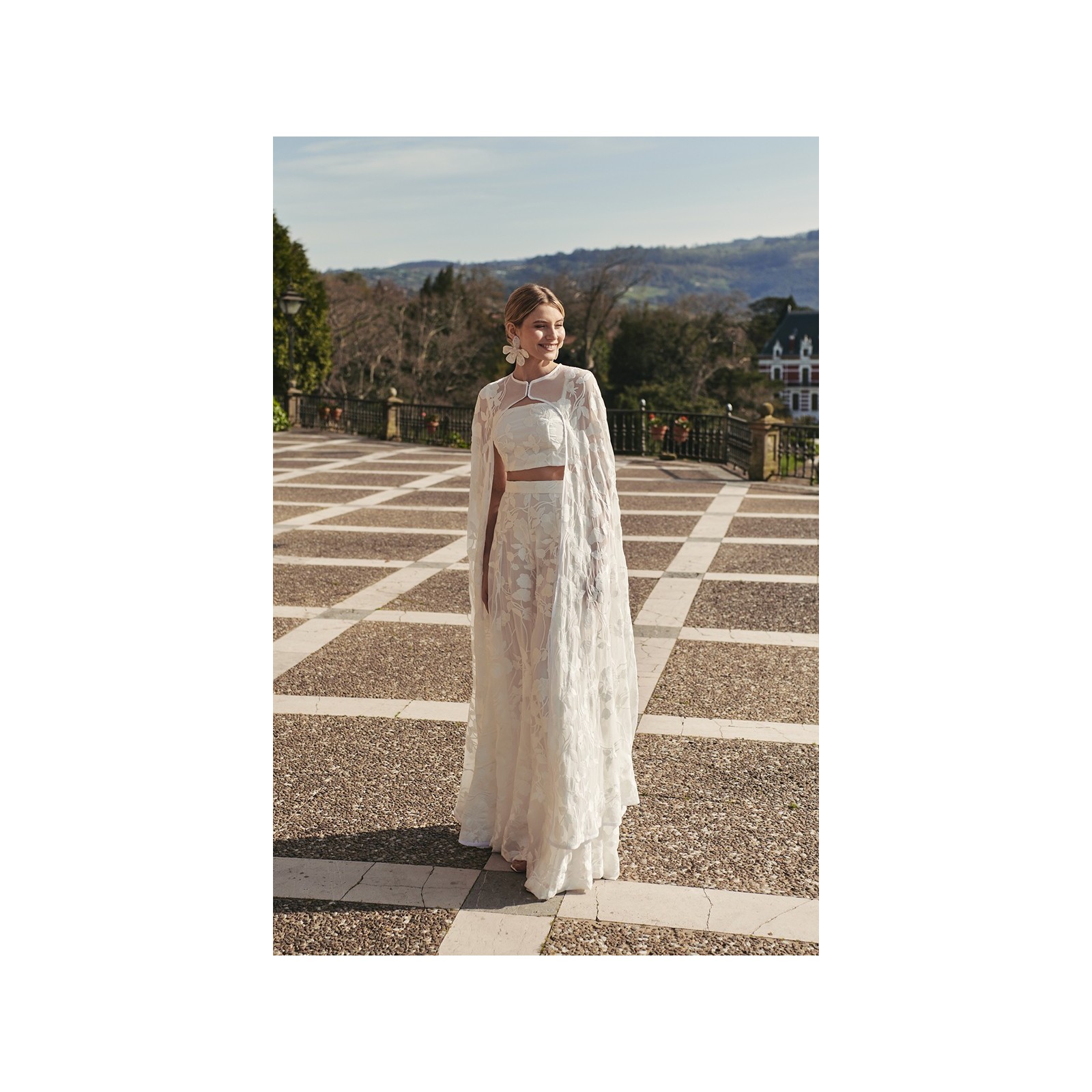 Top corto gasa bordada blanca flores para novias, mama comunion