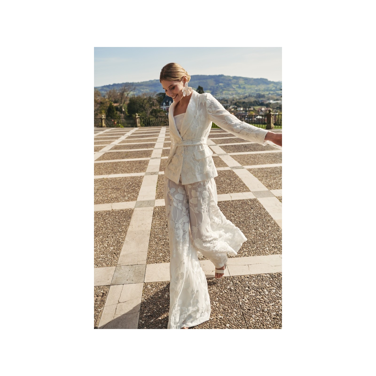 Chaqueta americana gasa blanca bordada para novia civil
