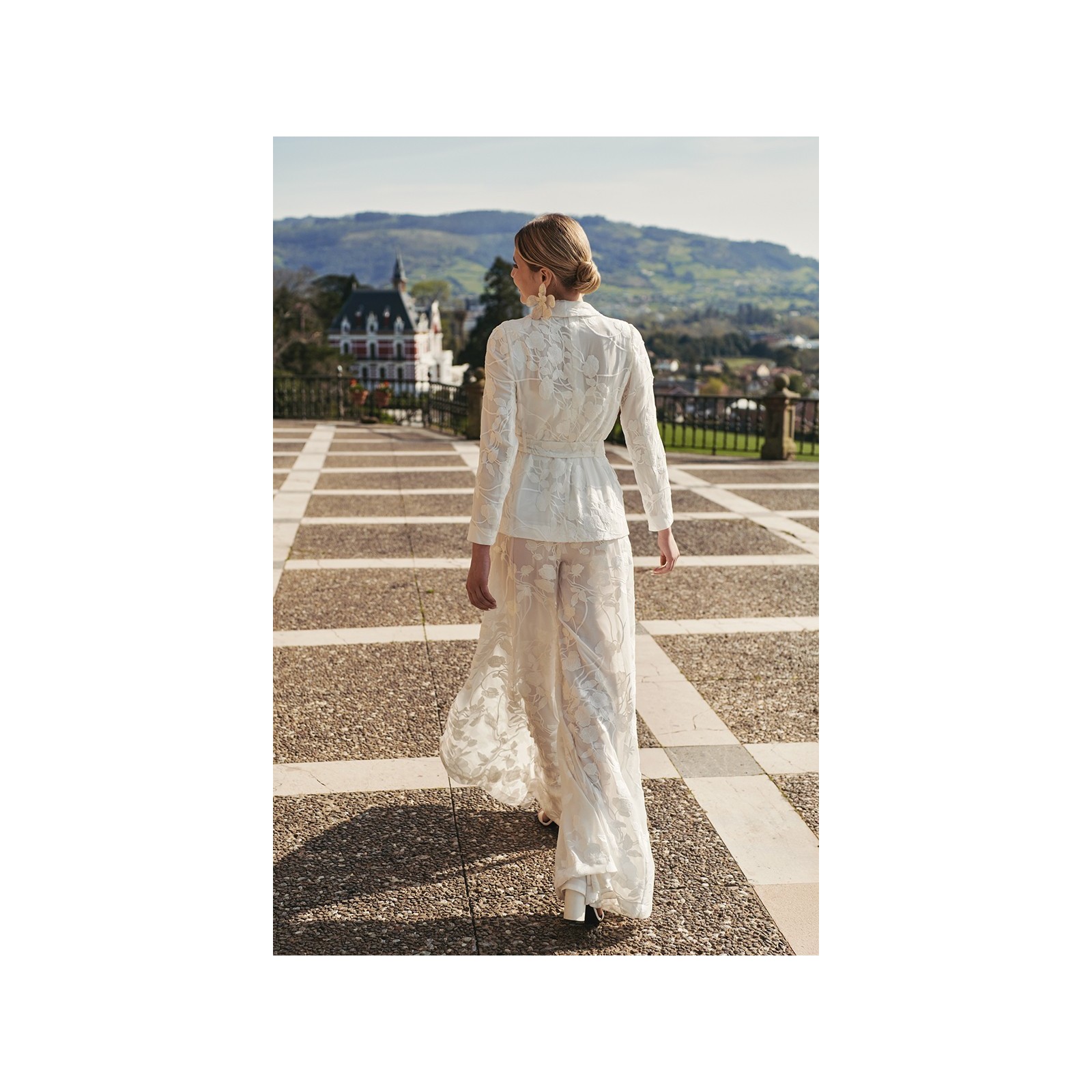 Chaqueta americana gasa blanca bordada para novia civil