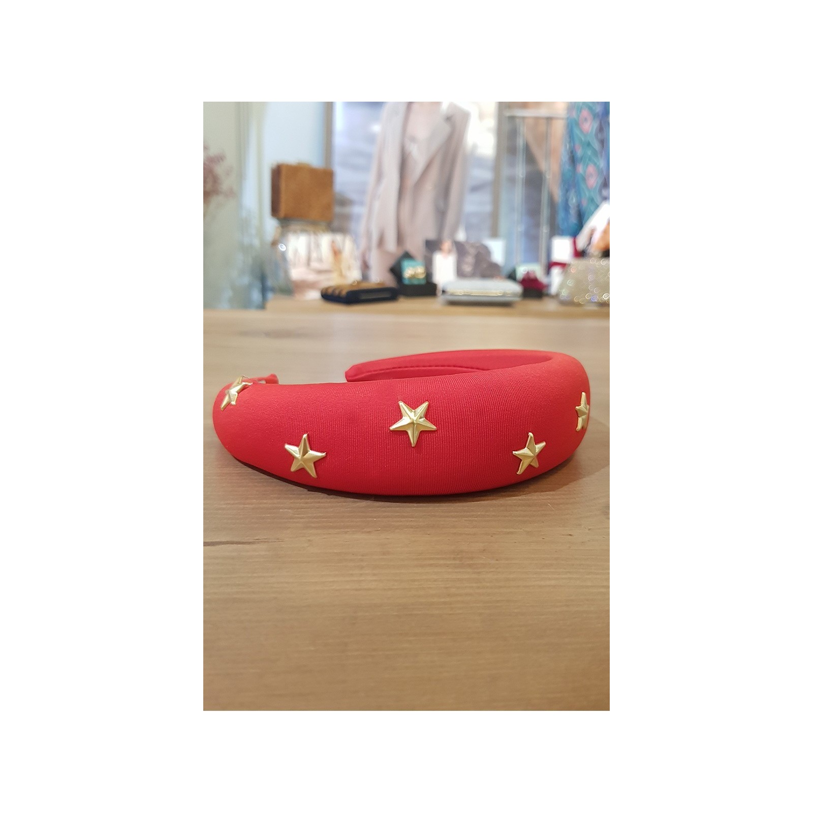 Diadema roja ancha con estrellas doradas
