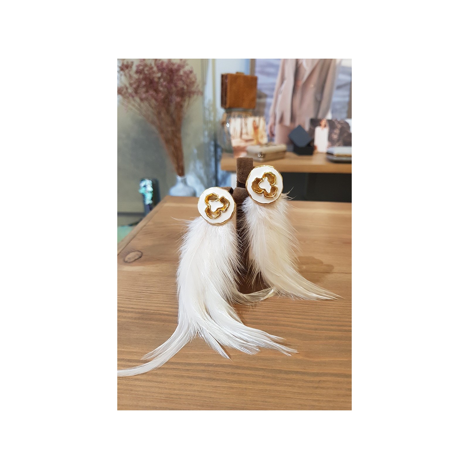 Pendientes Aplicación Blanca y Dorada y Plumas Blanca