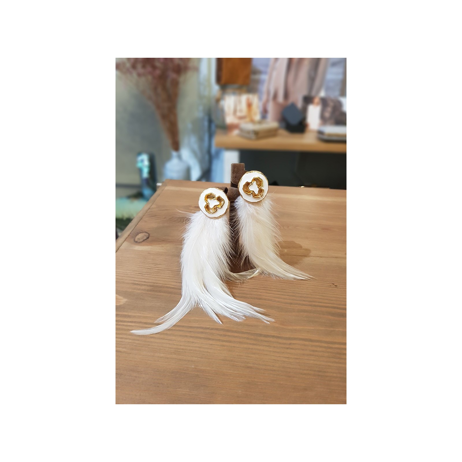 Pendientes Aplicación Blanca y Dorada y Plumas Blanca