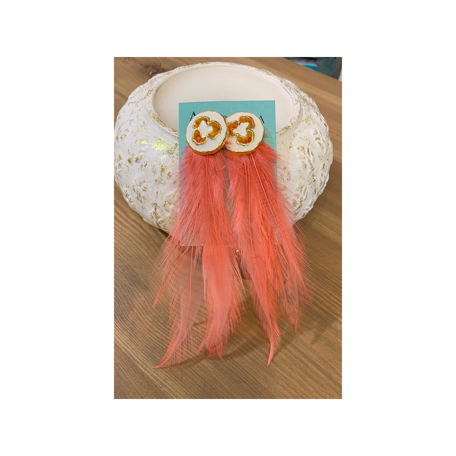 Pendientes Aplicación Blanca y Dorada y Plumas Coral