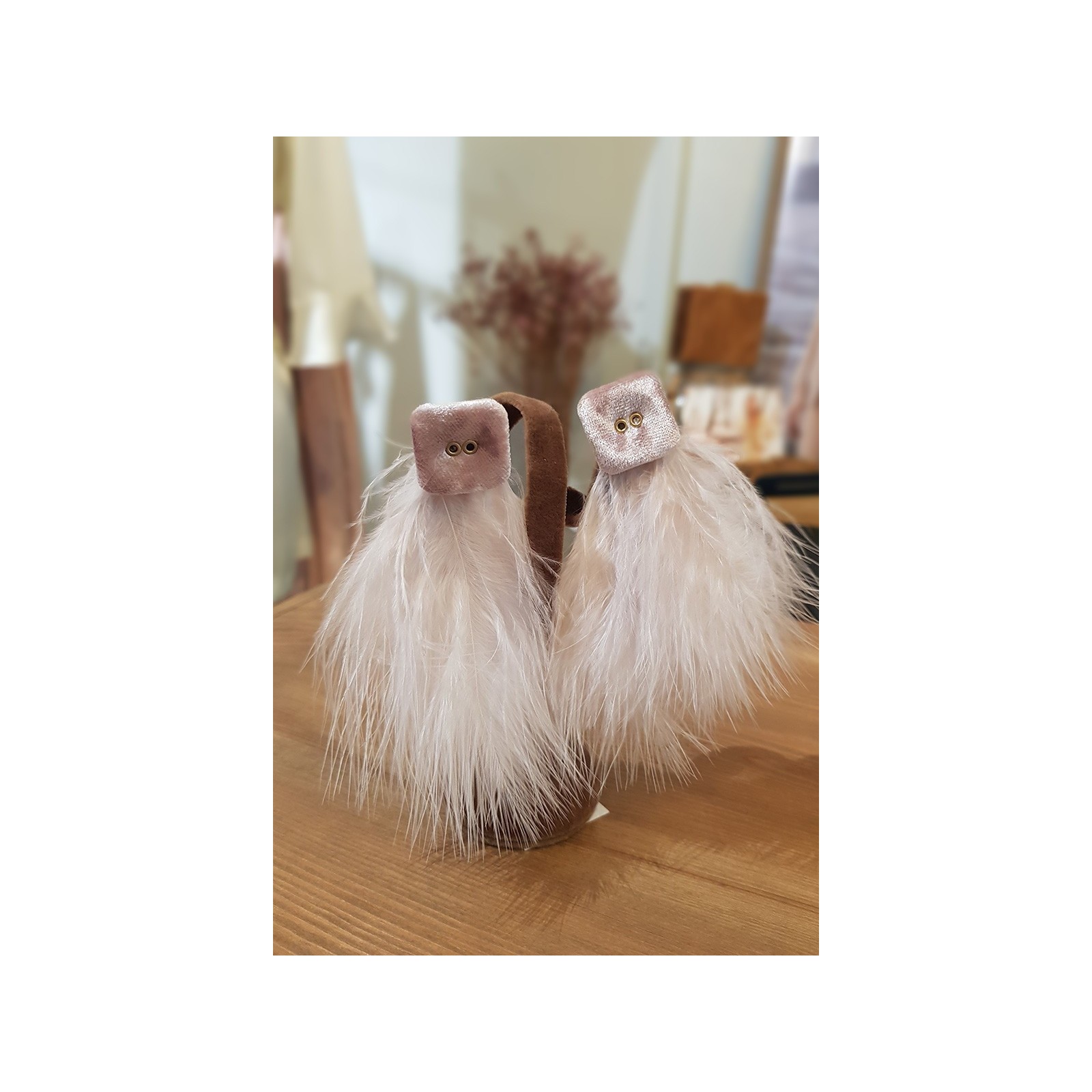Pendientes cuadrado terciopelo rosa y plumas blancas