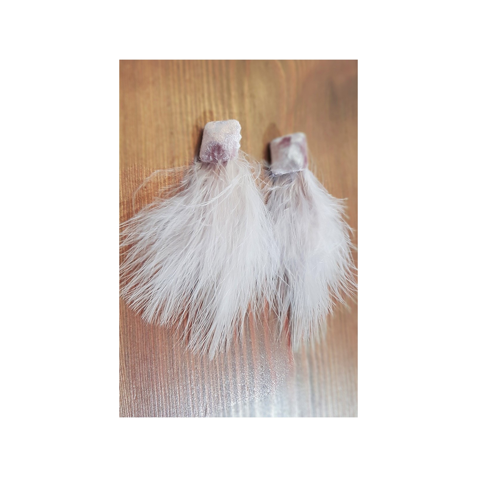 Pendientes terciopelo rosa y plumas blancas