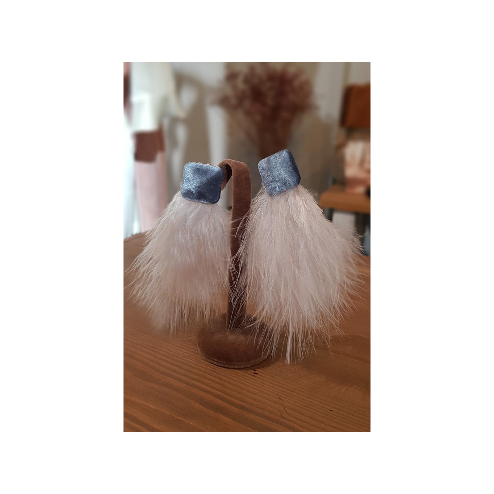 Pendientes terciopelo azul y plumas blancas