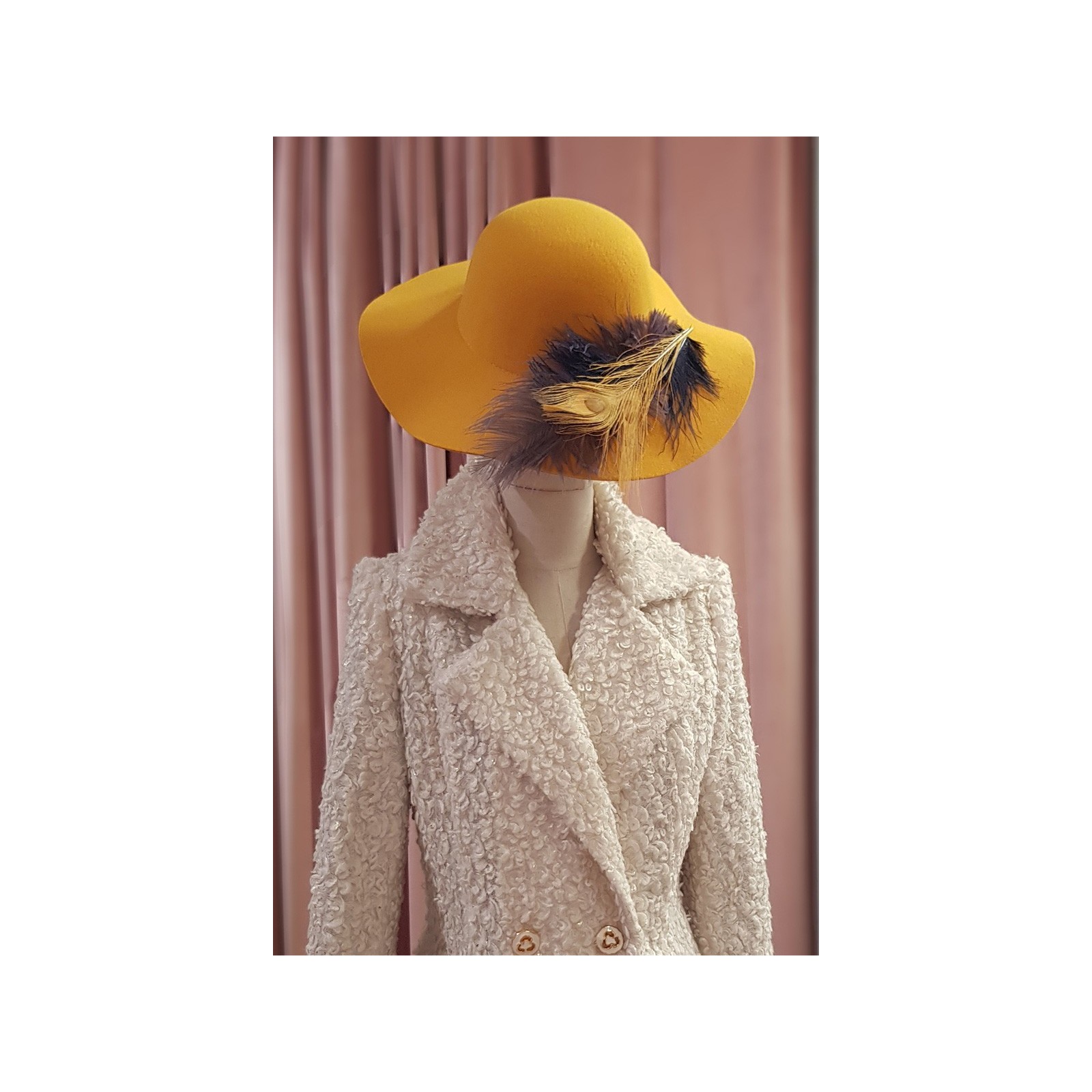 Sombrero mostaza de lana con plumas