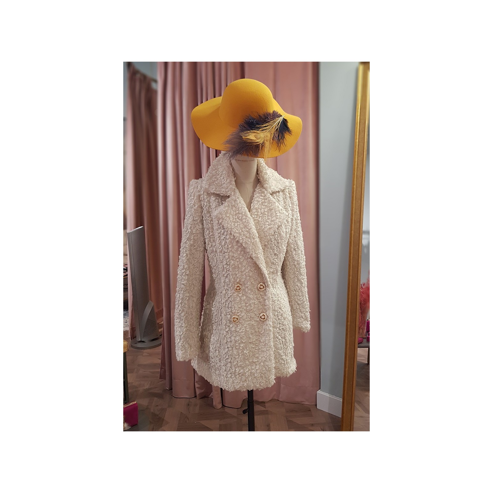 Sombrero mostaza de lana con plumas