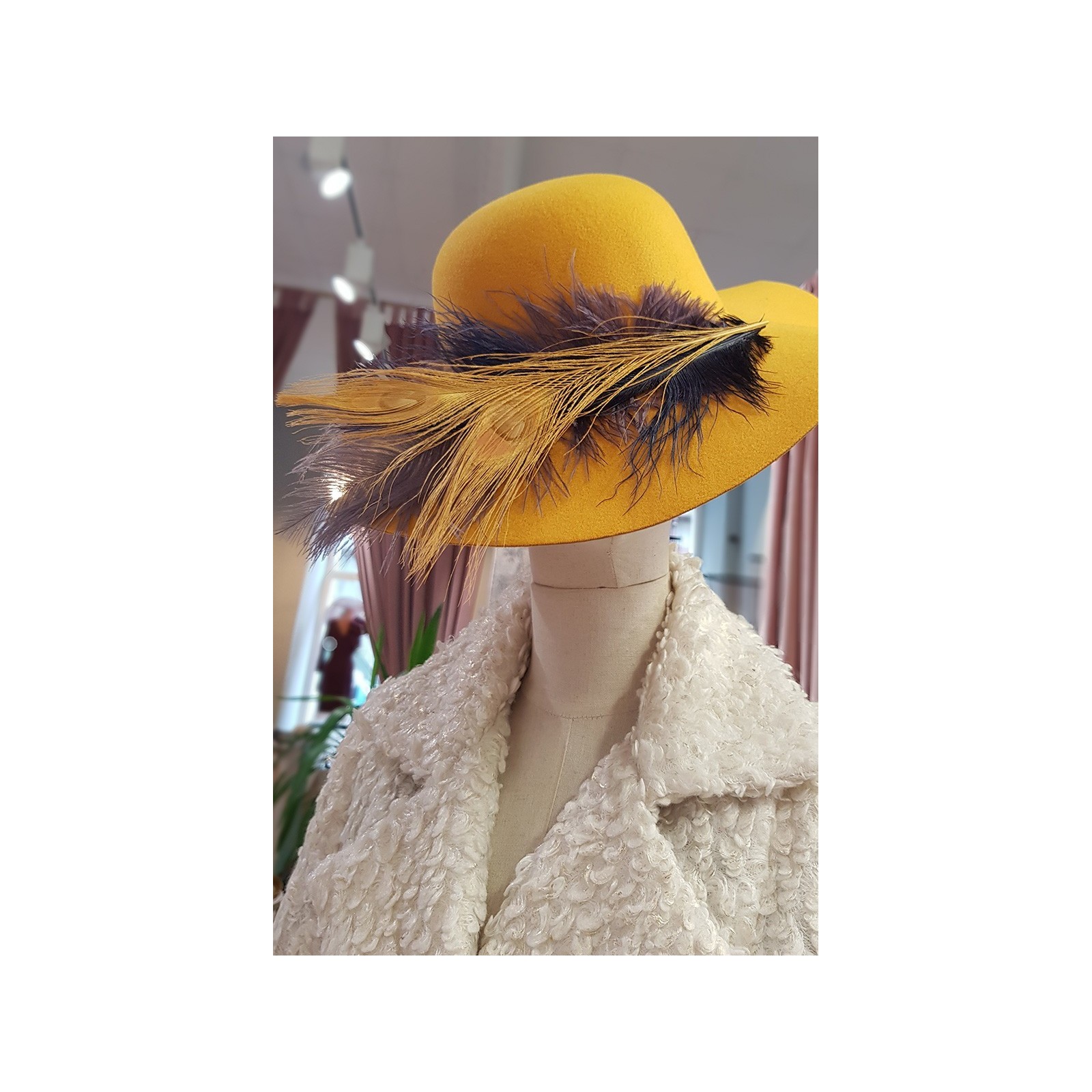Sombrero mostaza de lana con plumas