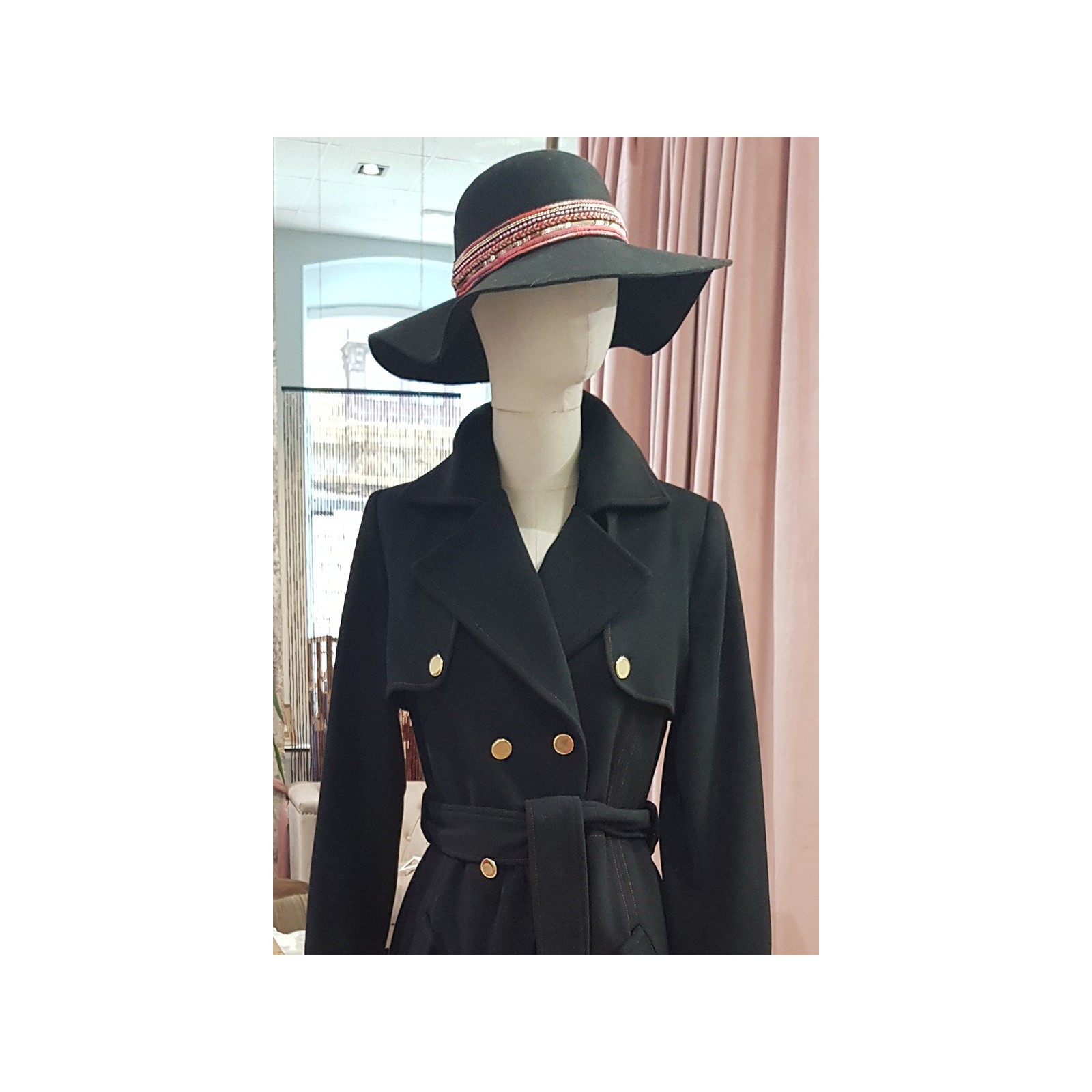 Sombrero negro de lana con cinta de pedrería roja