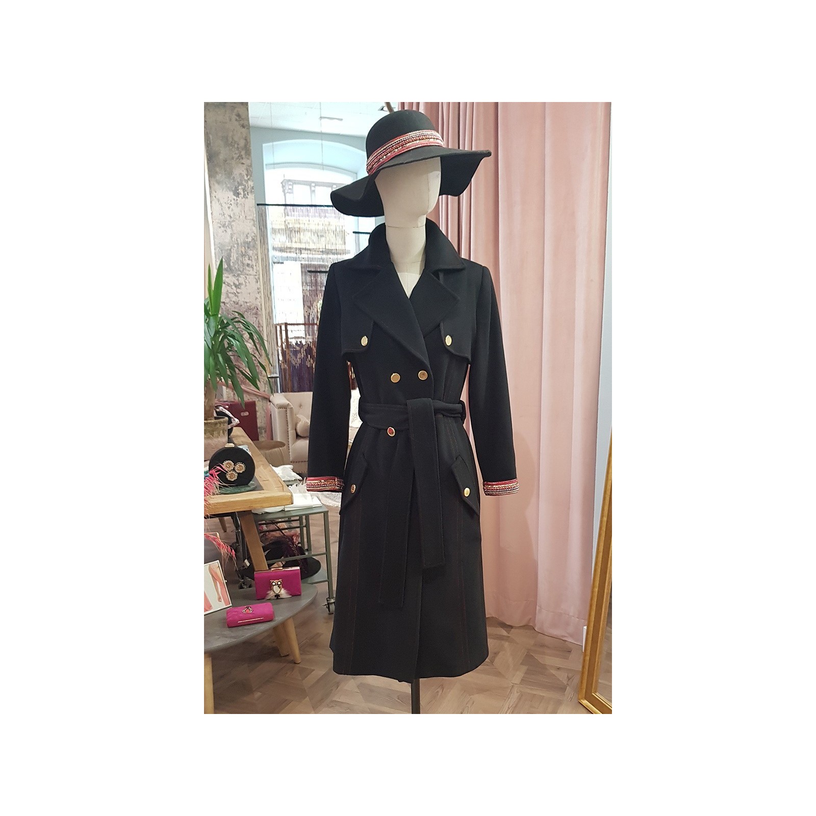 Sombrero negro de lana con cinta de pedrería roja