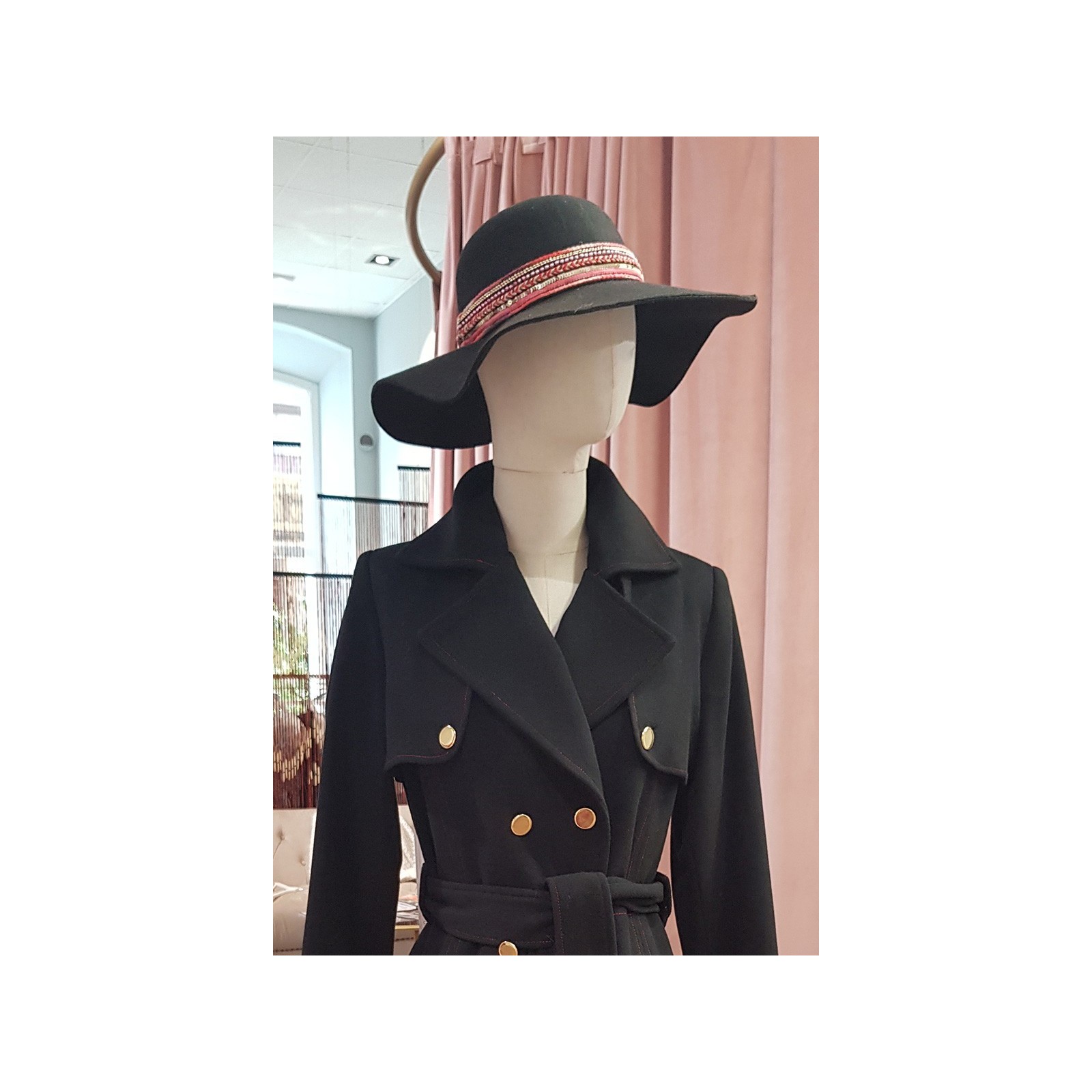 Sombrero negro de lana con cinta de pedrería roja