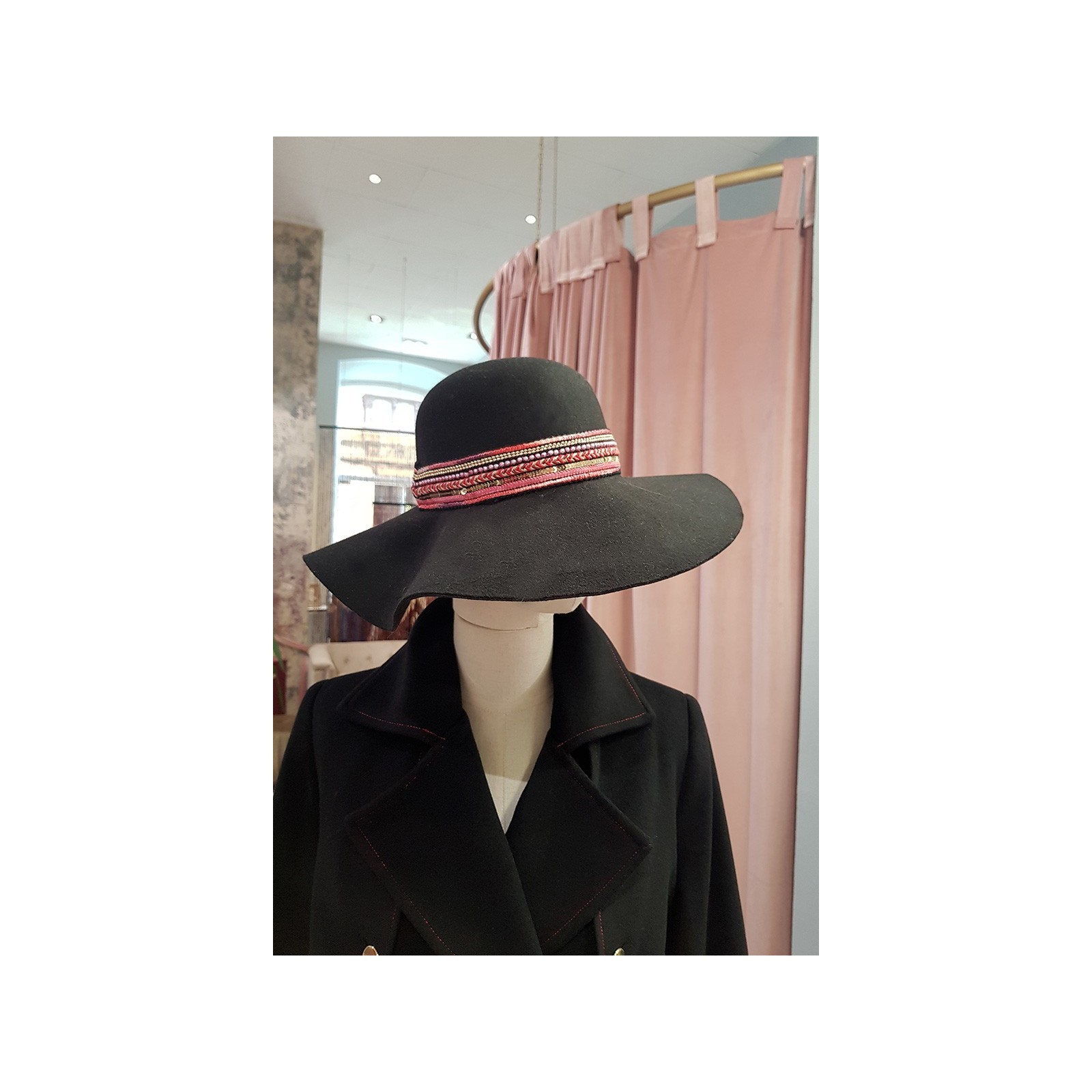 Sombrero negro de lana con cinta de pedrería roja