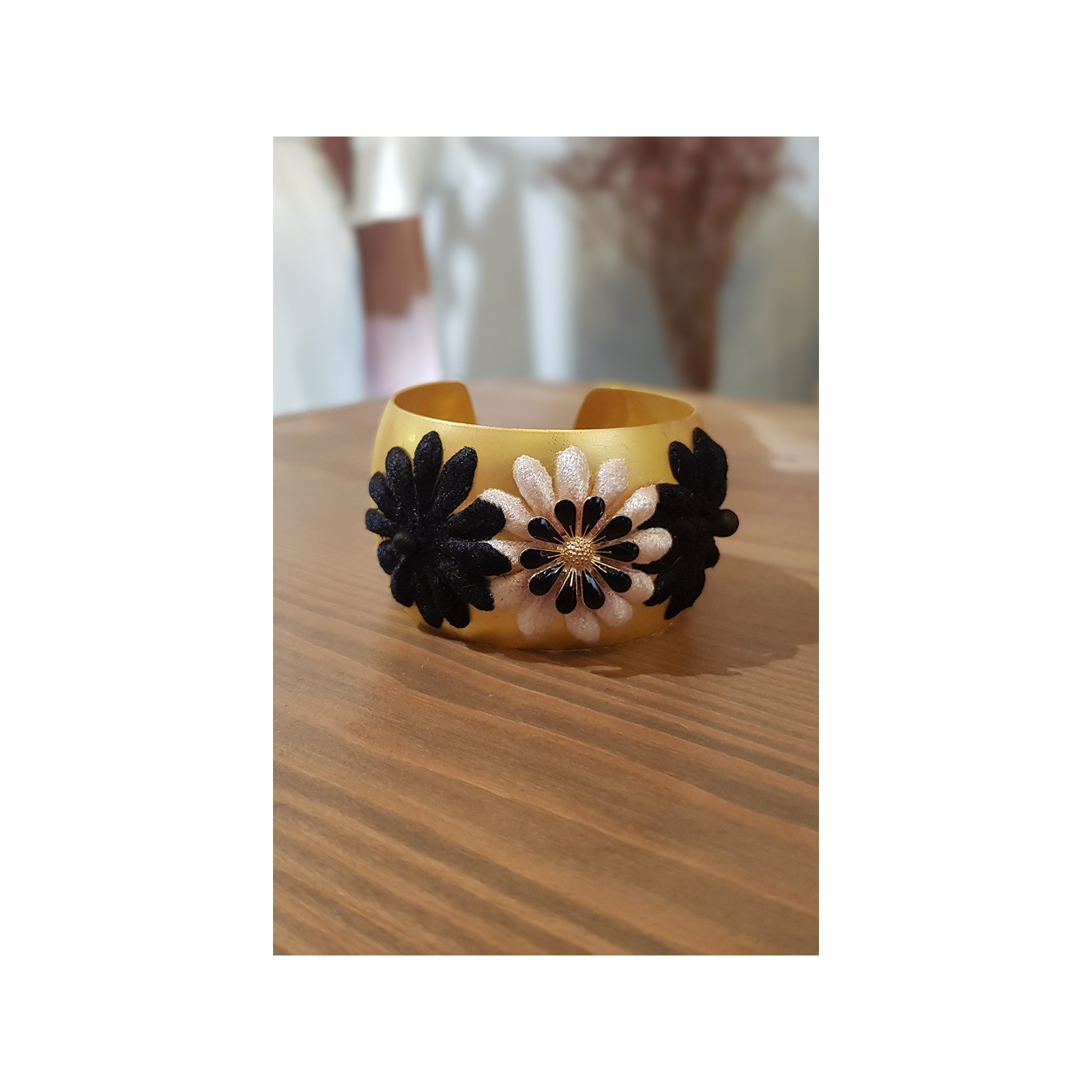 Brazalete dorado con flores de terciopelo negra y nude