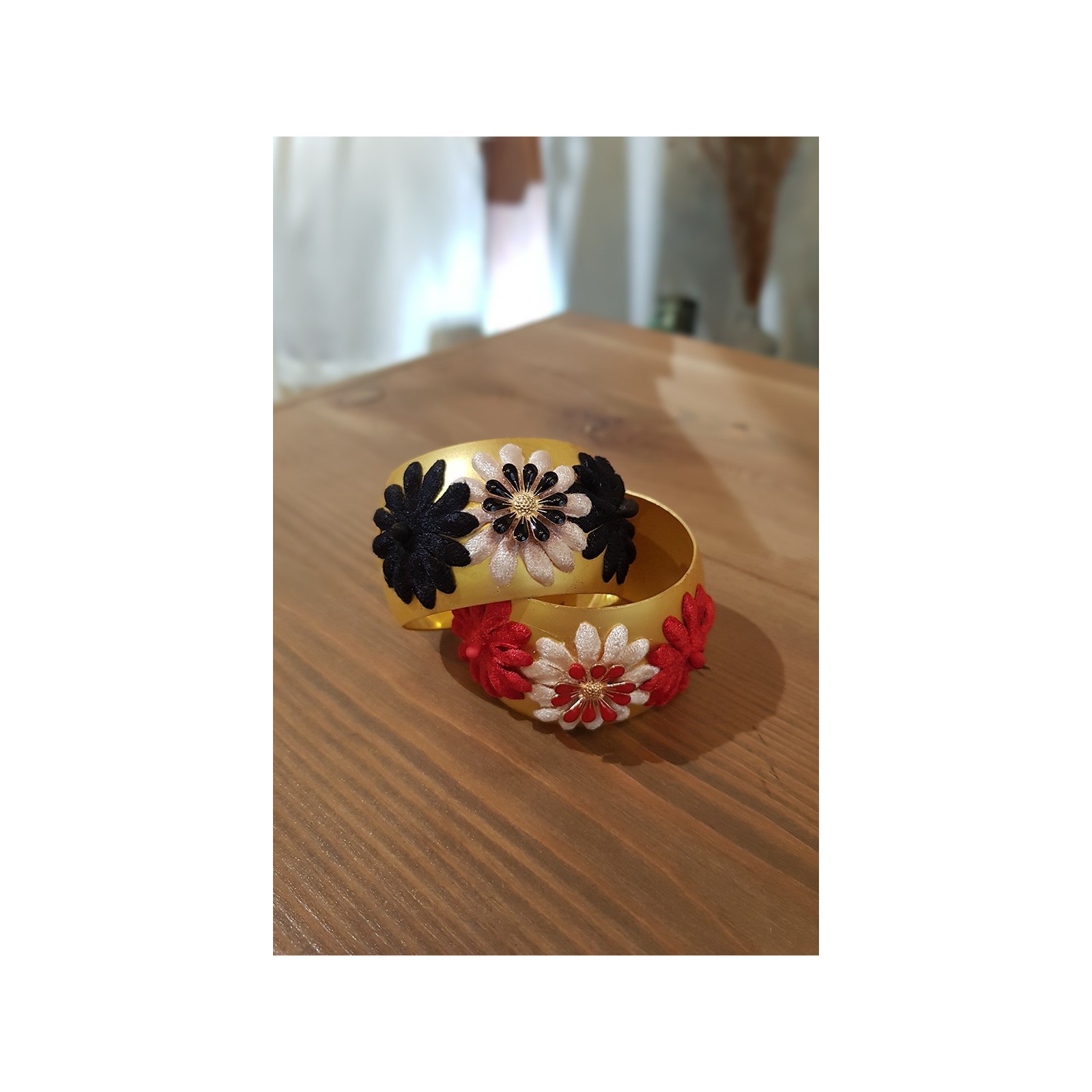 Brazalete dorado con flores de terciopelo negra y nude