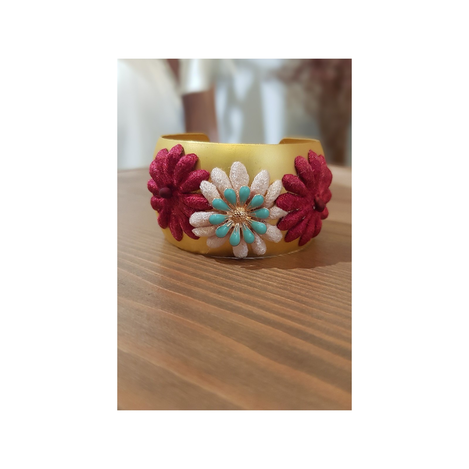 Brazalete dorado con flores de terciopelo frambuesa y nude