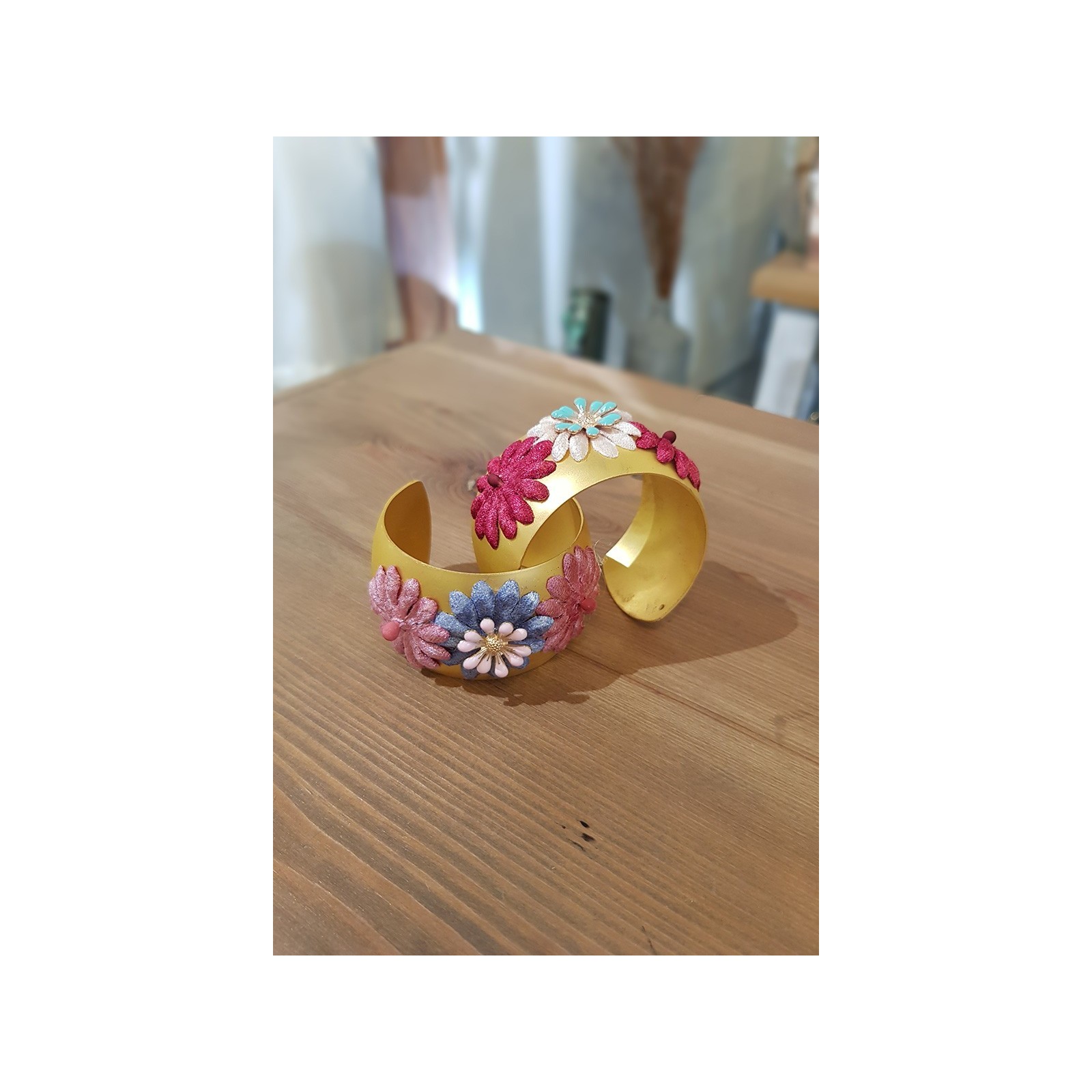 Brazalete dorado con flores de terciopelo frambuesa y nude