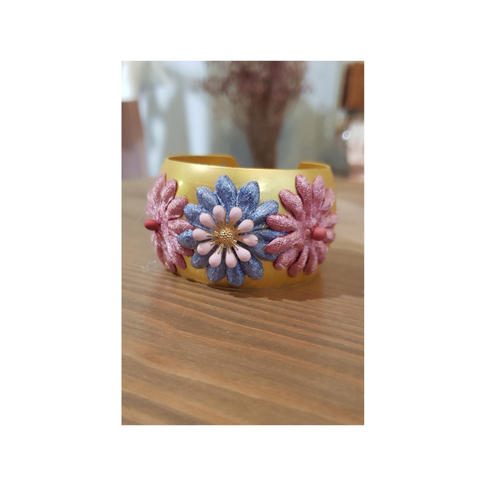 Brazalete dorado con flores de terciopelo rosas y azules