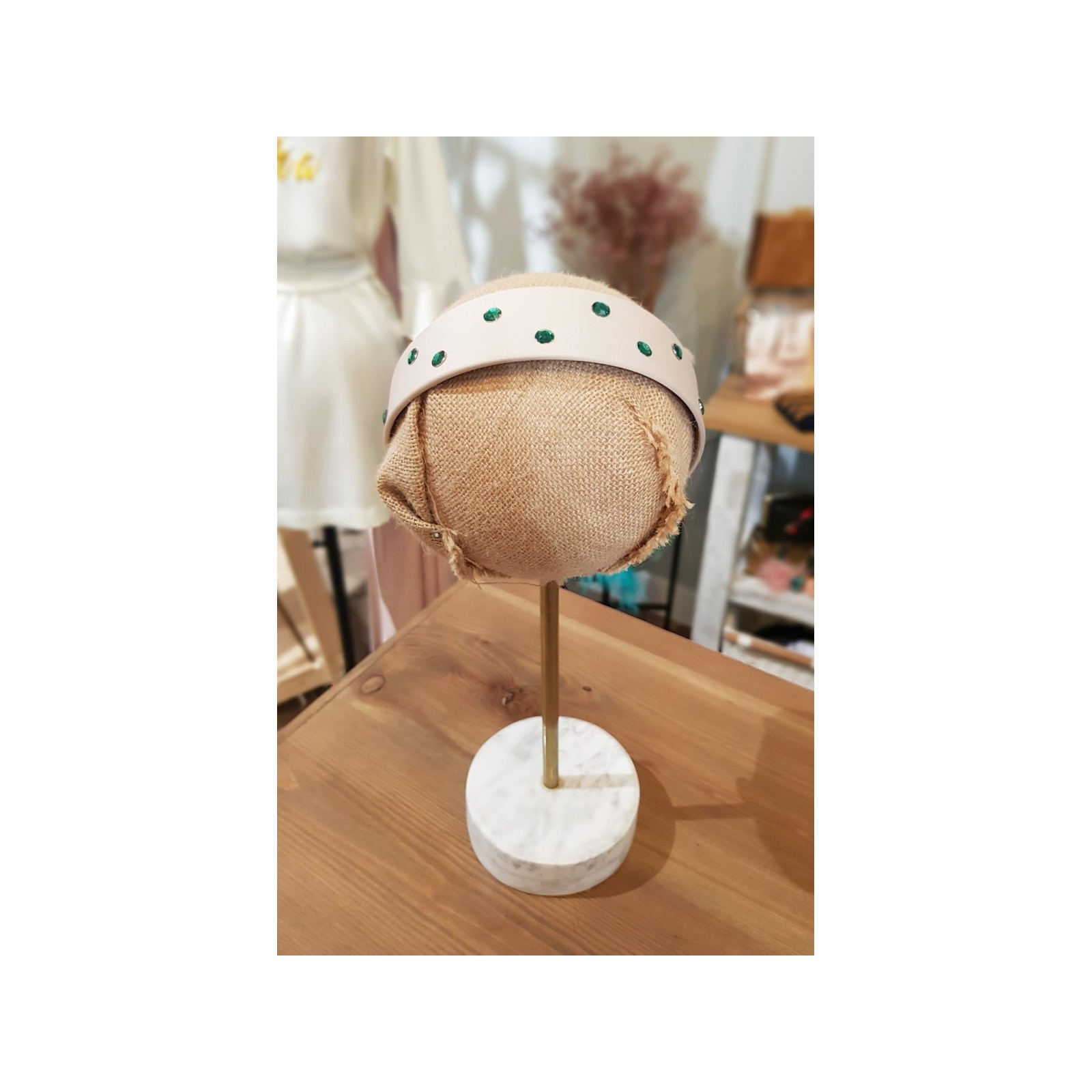 Diadema beige ancha con piedras verdes esmeralda