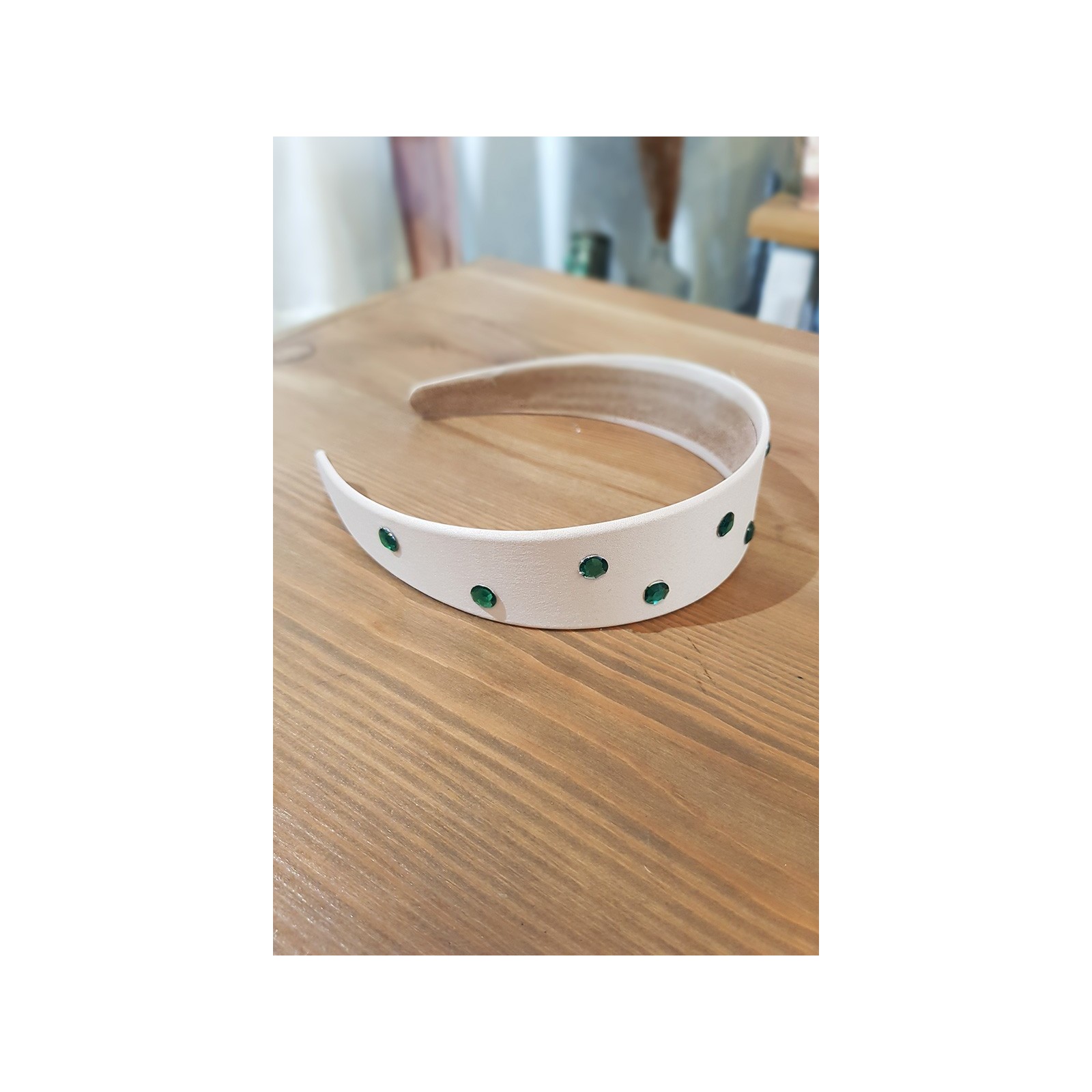 Diadema beige ancha con piedras verdes esmeralda