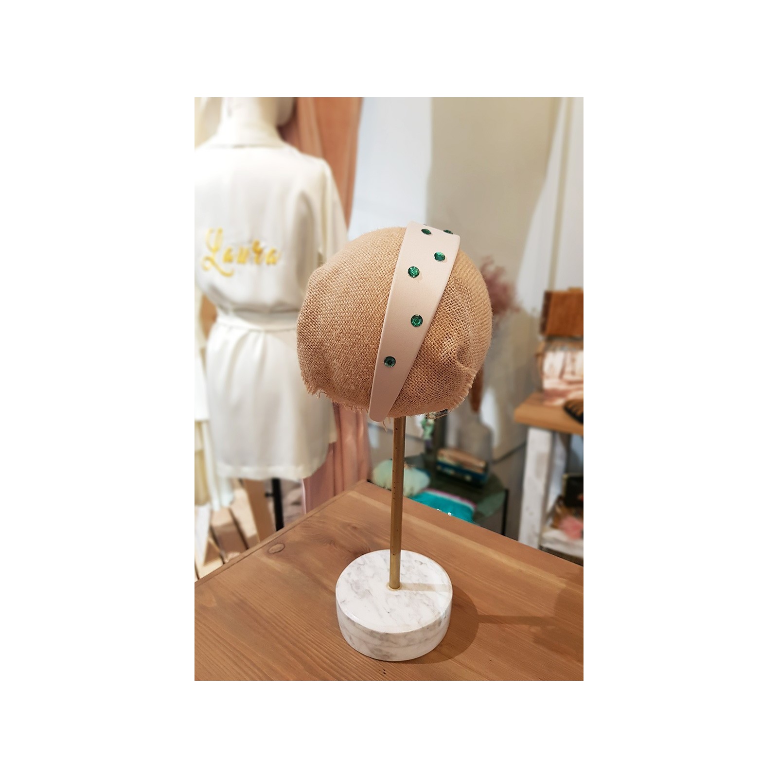 Diadema beige ancha con piedras verdes esmeralda
