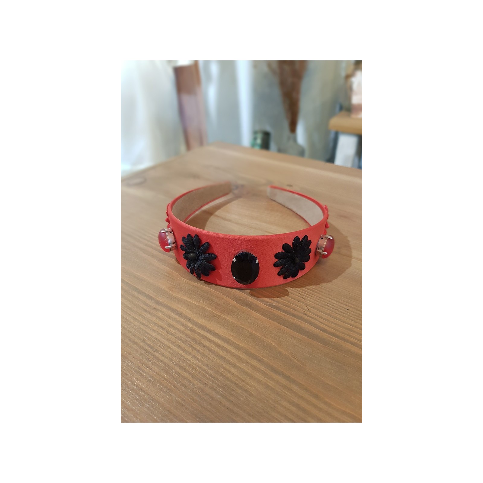 Diadema roja con flores negras y piedras facetadas rojas y negras