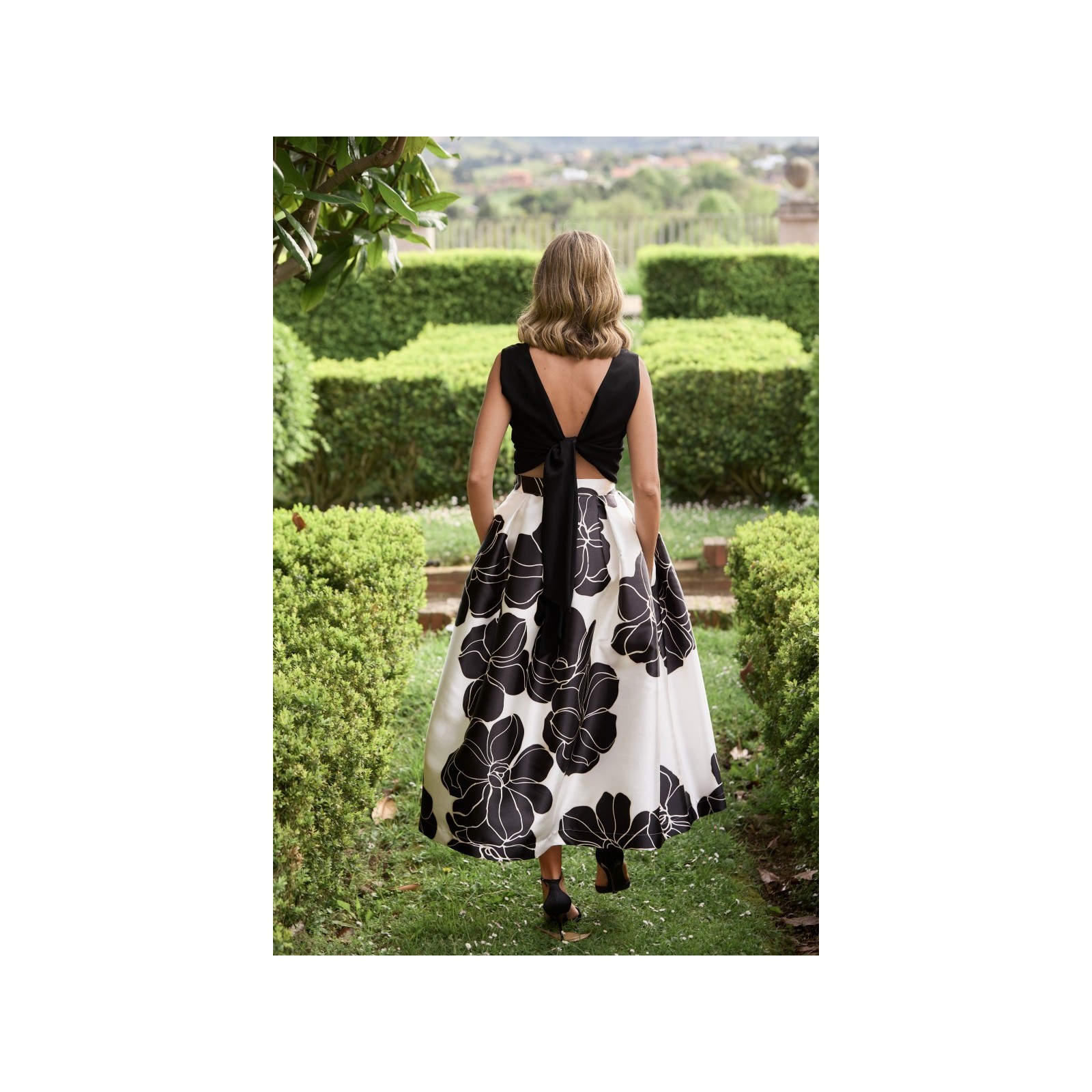 falda midi abullonada mikado blanco y negro inivtada