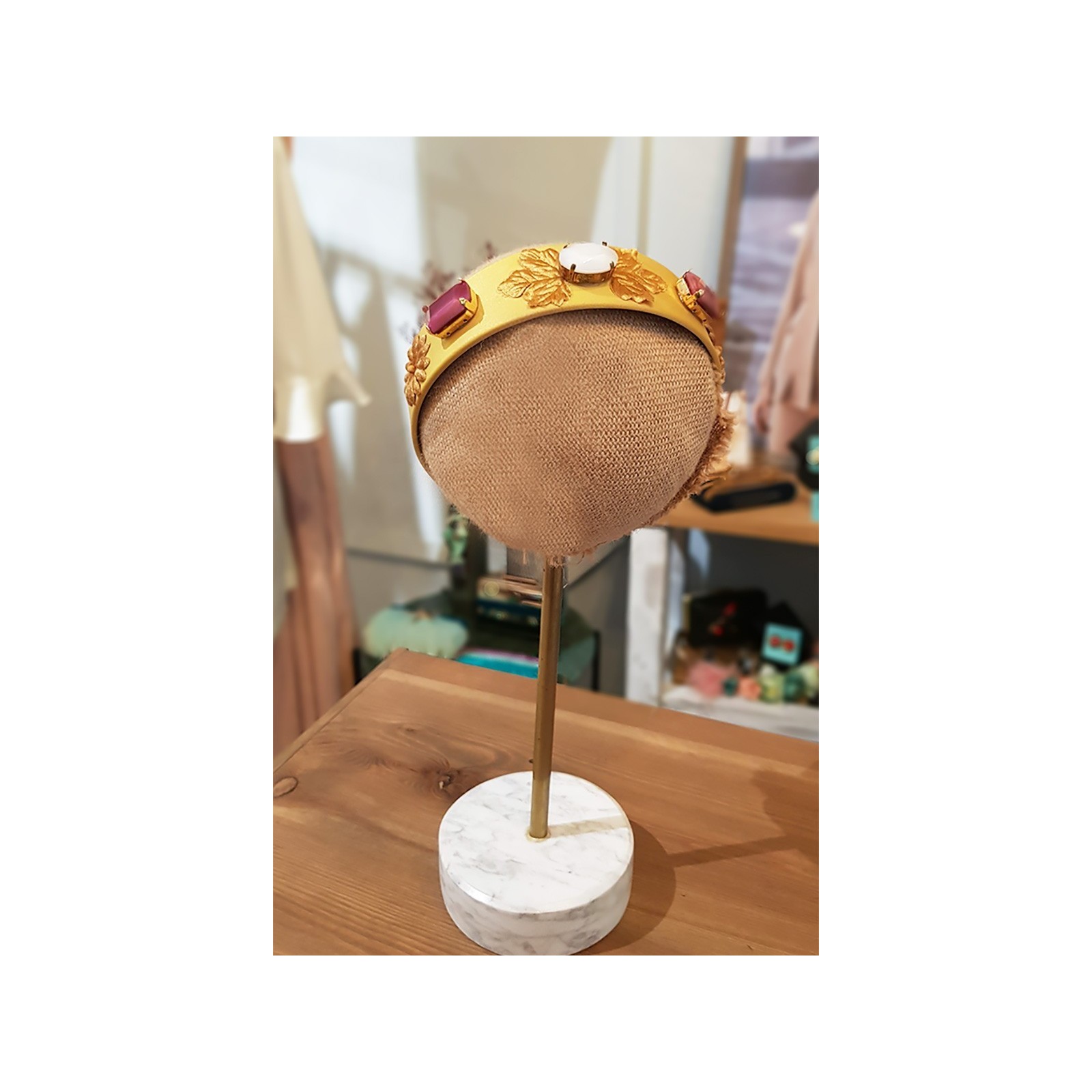 Diadema dorada con hojas y piedras facetadas blancas y frambuesas