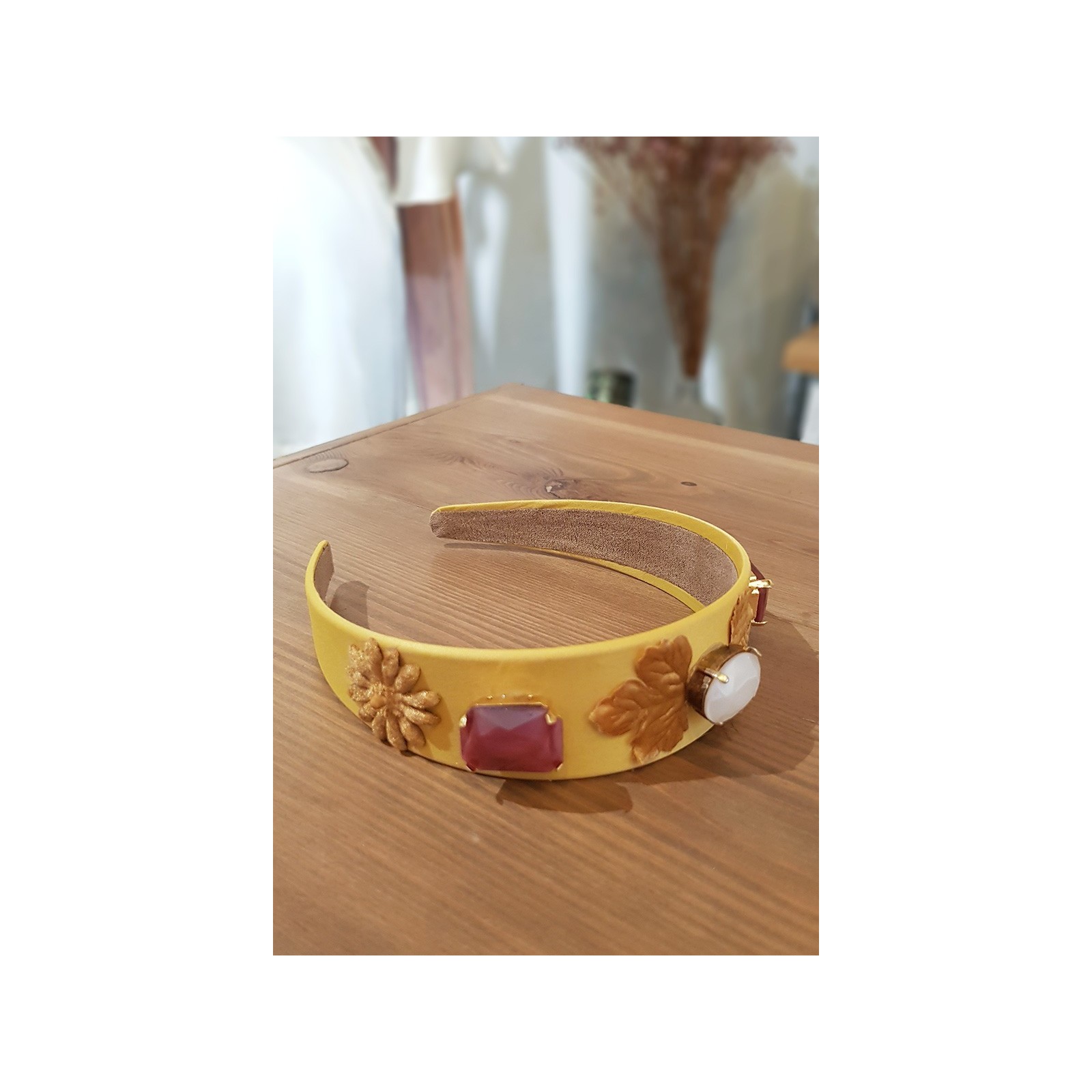 Diadema dorada con hojas y piedras facetadas blancas y frambuesas