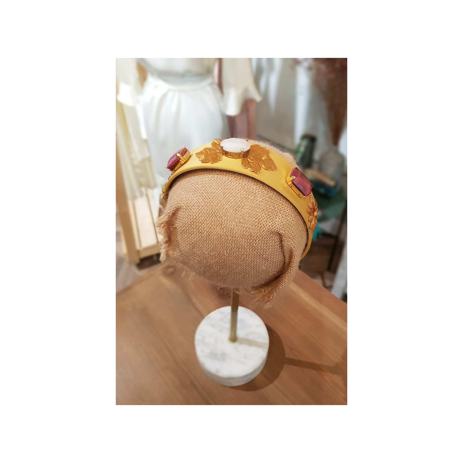 Diadema dorada con hojas y piedras facetadas blancas y frambuesas