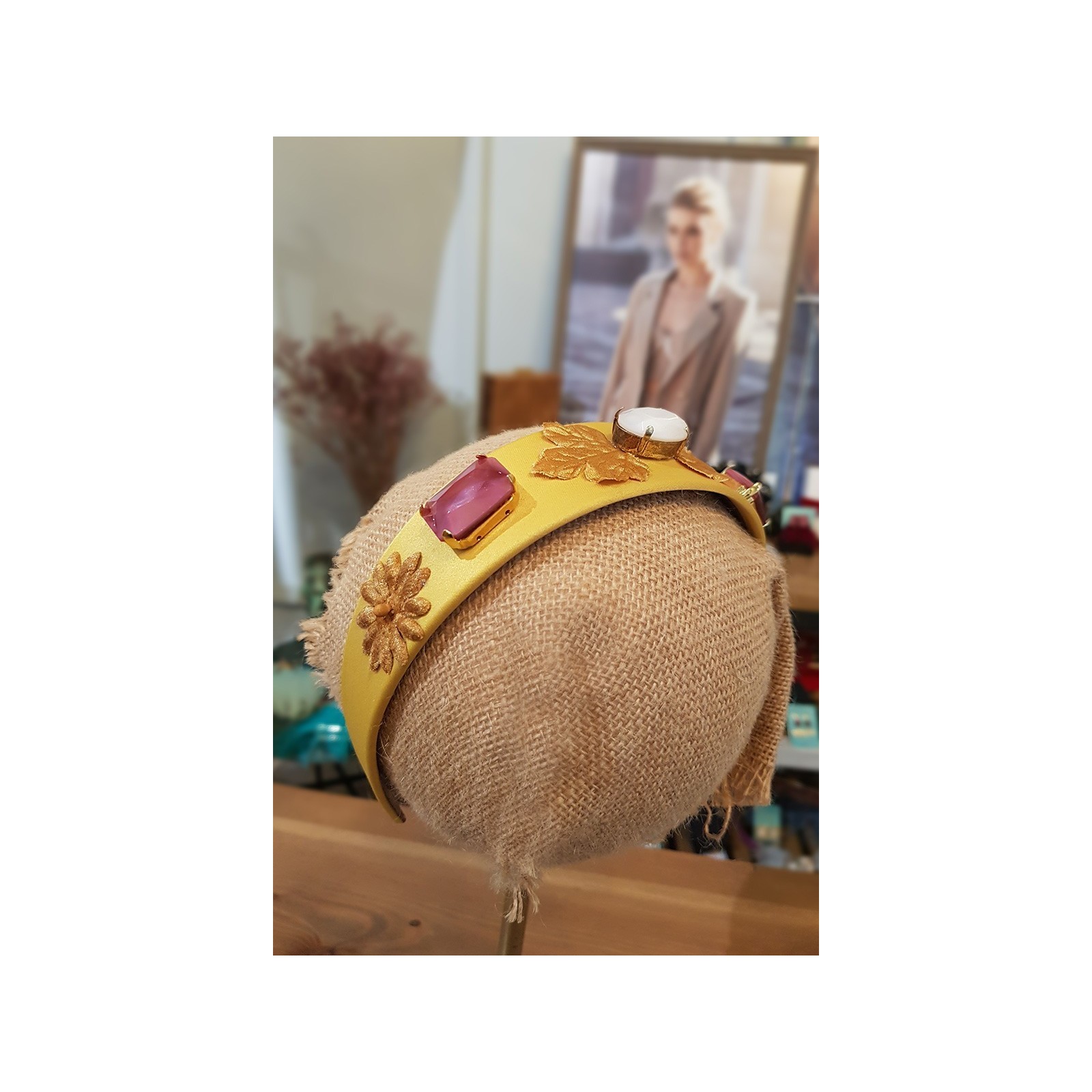 Diadema dorada con hojas y piedras facetadas blancas y frambuesas