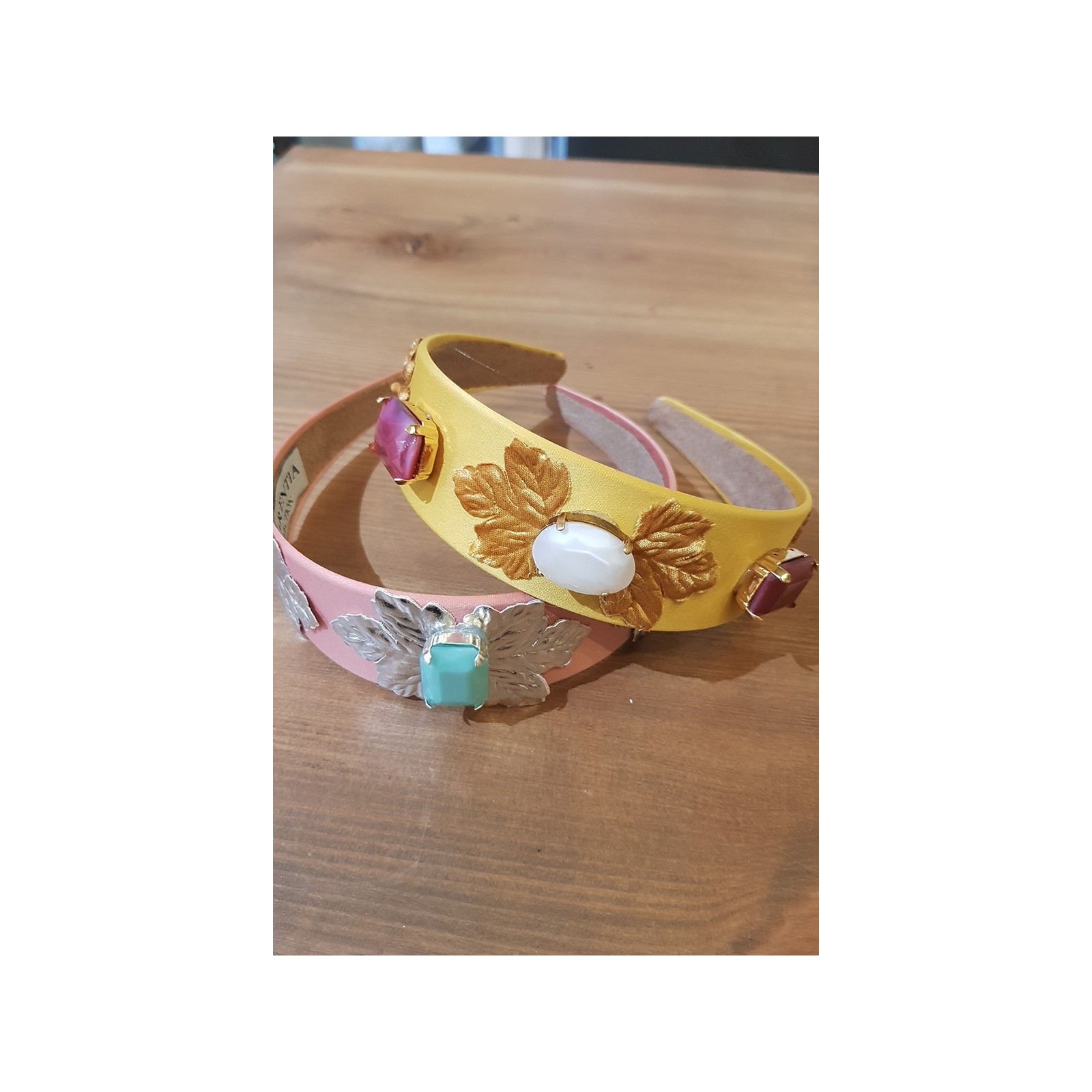 Diadema dorada con hojas y piedras facetadas blancas y frambuesas