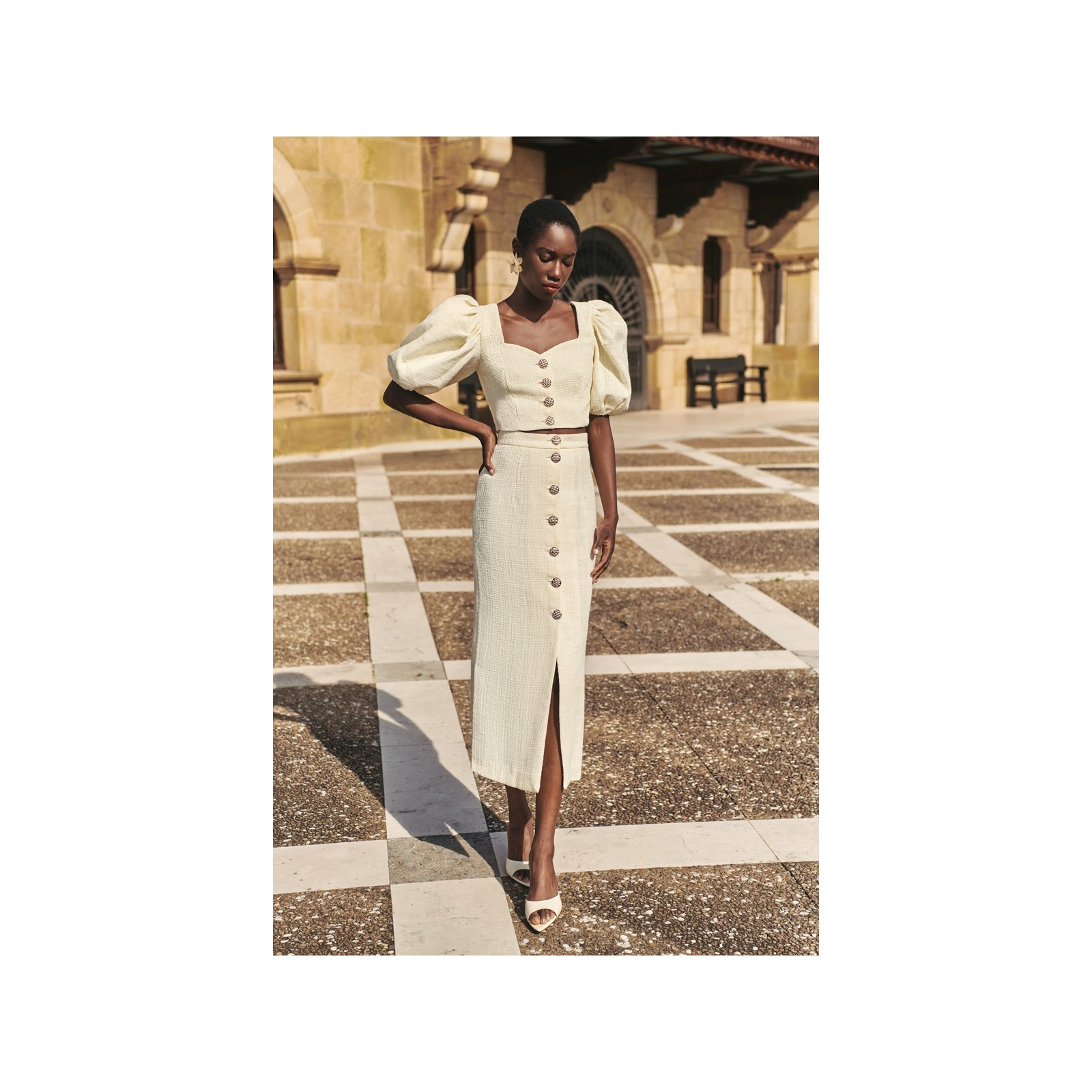 Top manga abullonada joya chanel blanco roto