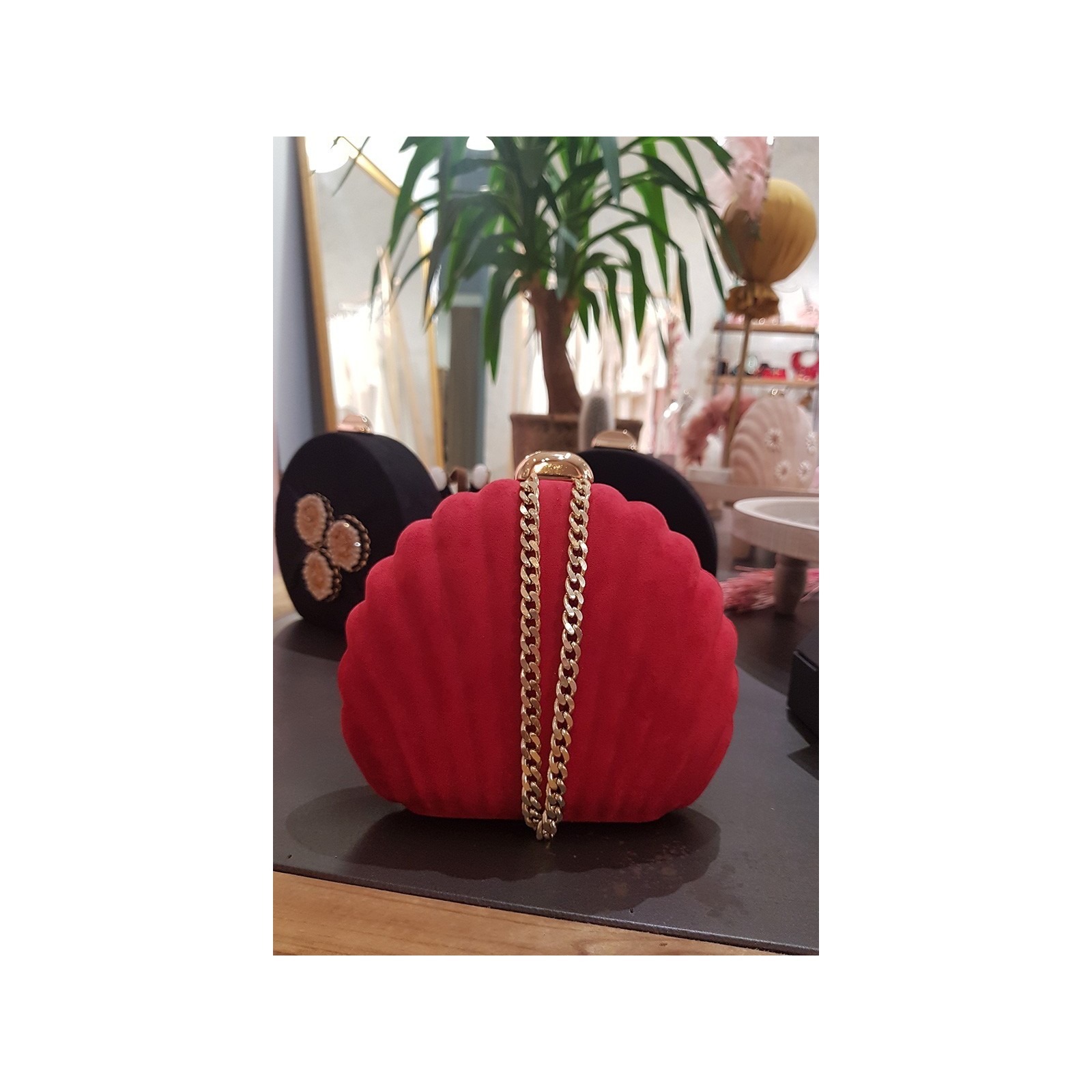 Bolso de concha en terciopelo rojo con cadena dorada