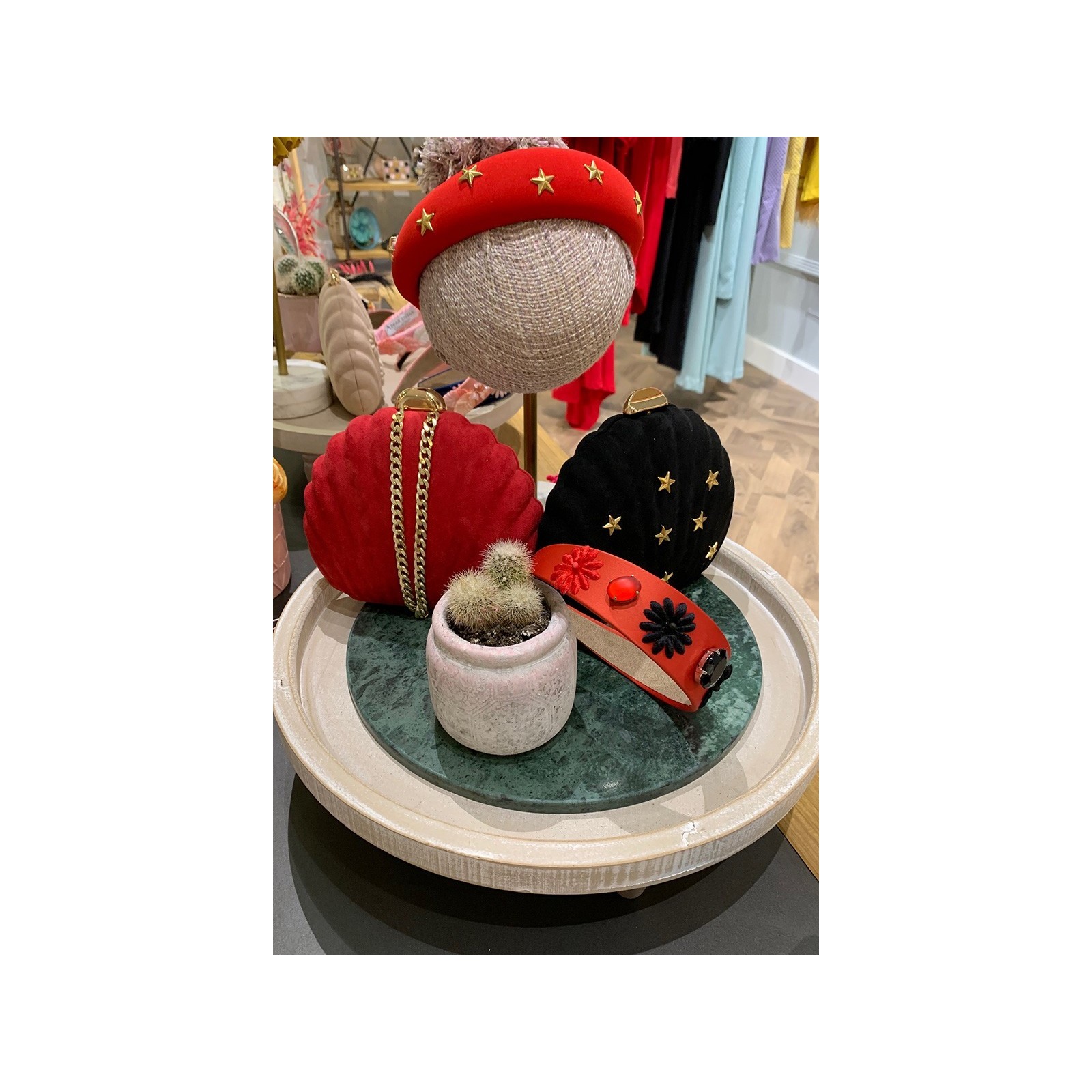 Bolso de concha en terciopelo rojo con cadena dorada