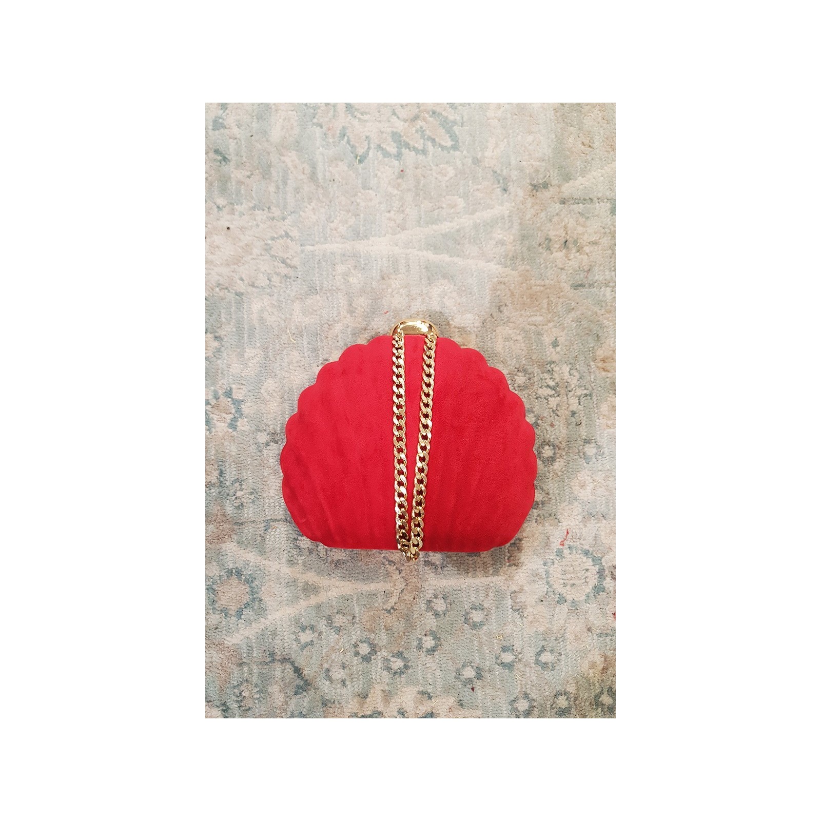 Bolso de concha en terciopelo rojo con cadena dorada