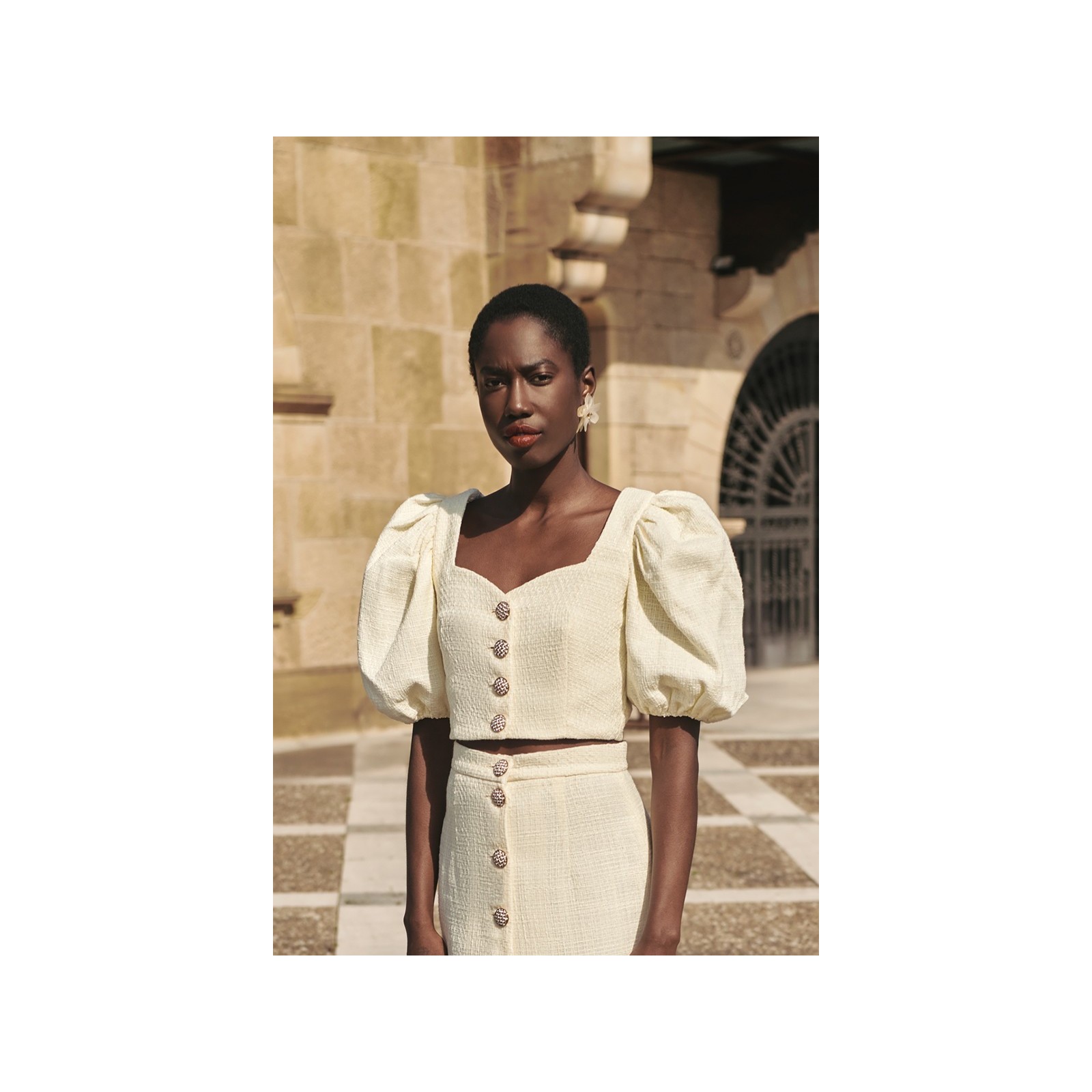 Top manga abullonada joya chanel blanco roto