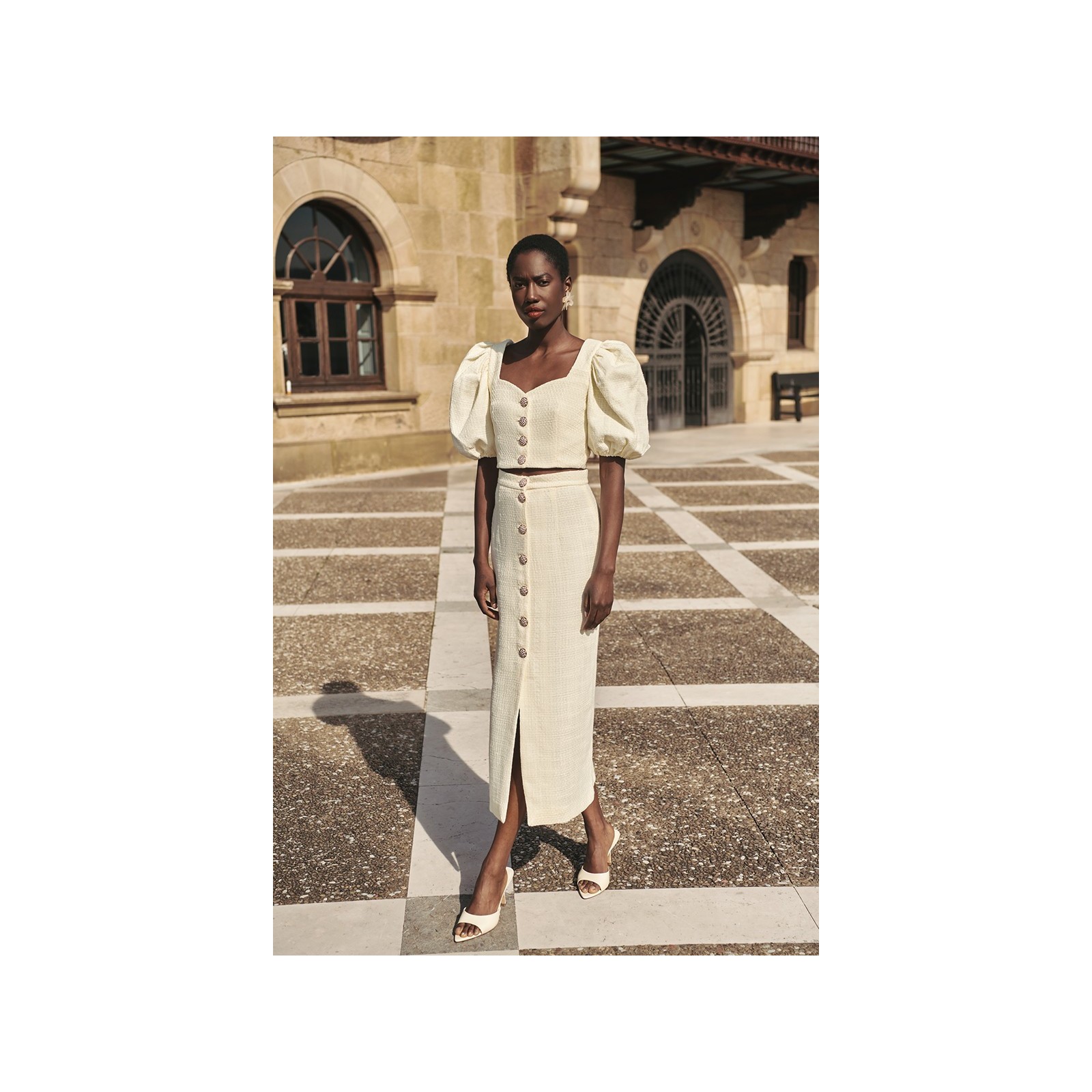 Top manga abullonada joya chanel blanco roto