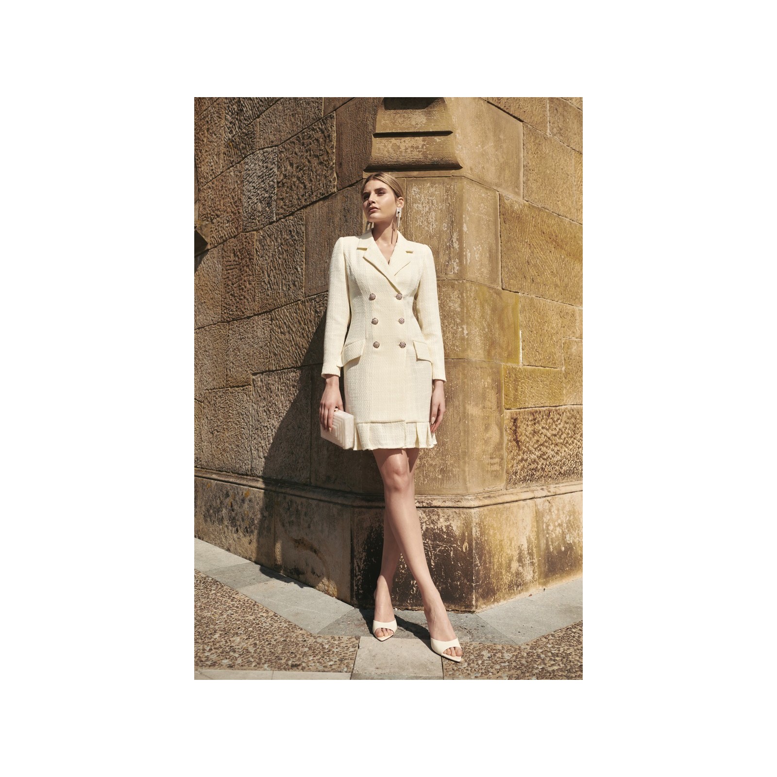 vestido corto esmoquin chanel blanco roto con volante