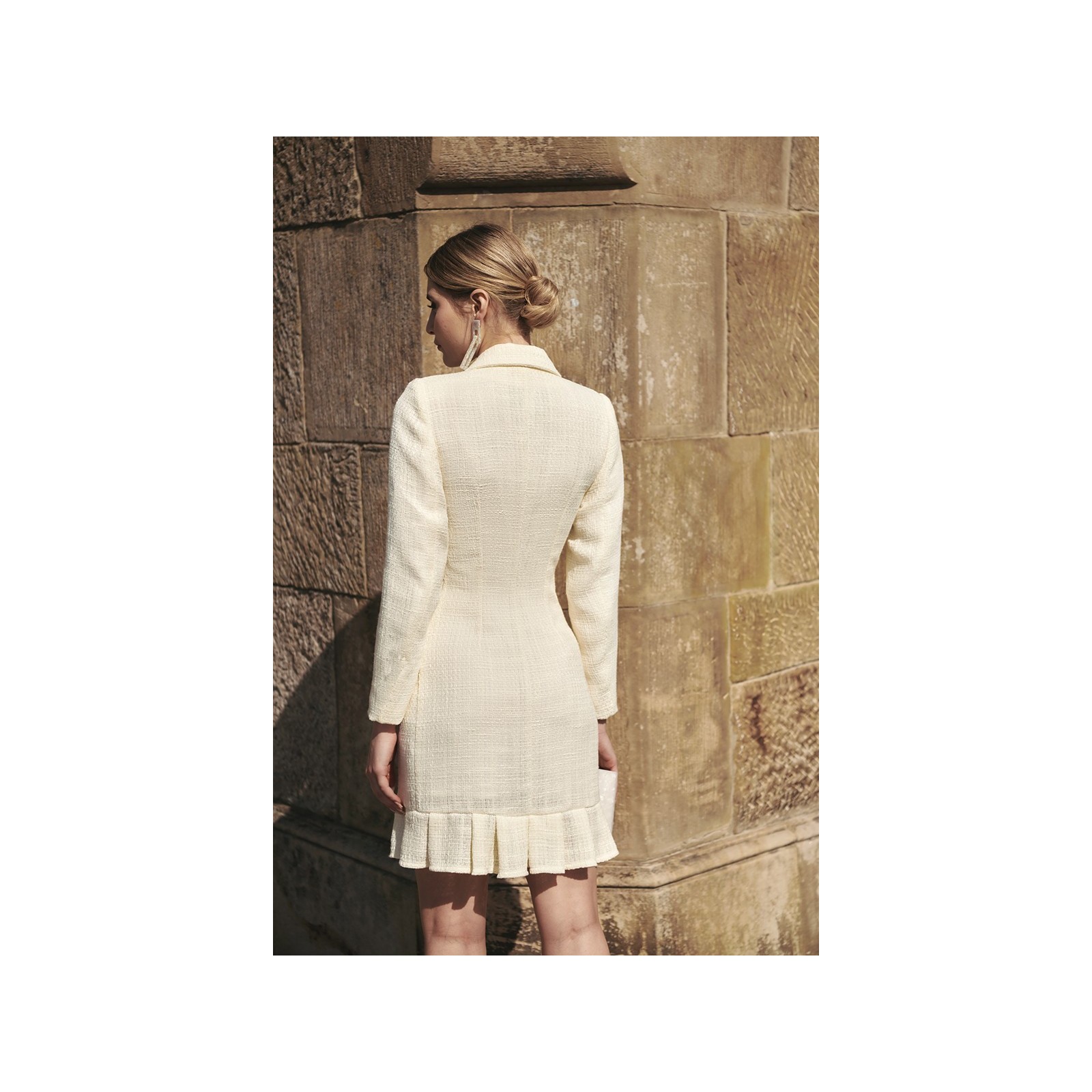 vestido corto esmoquin chanel blanco roto con volante