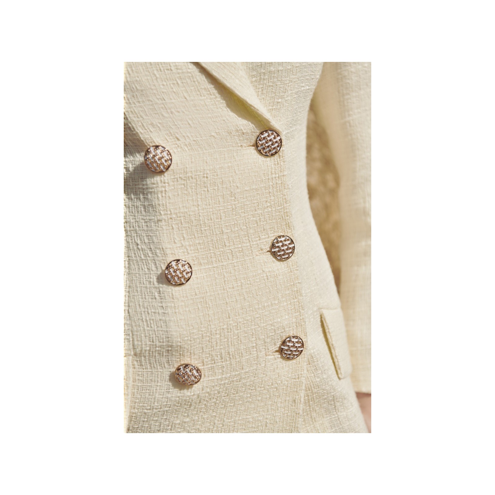 vestido corto esmoquin chanel blanco roto con volante