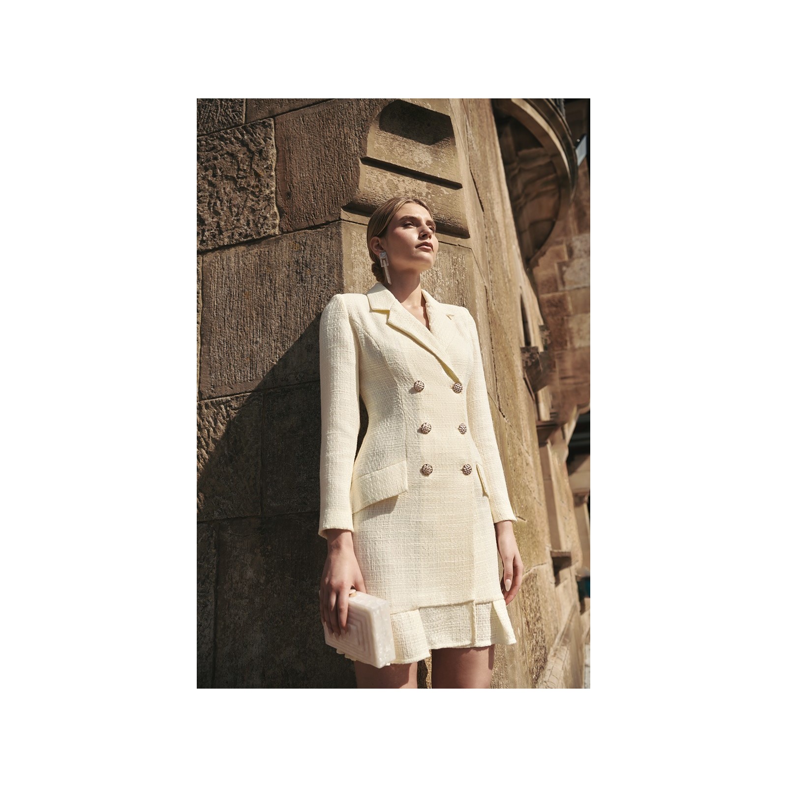 vestido corto esmoquin chanel blanco roto con volante