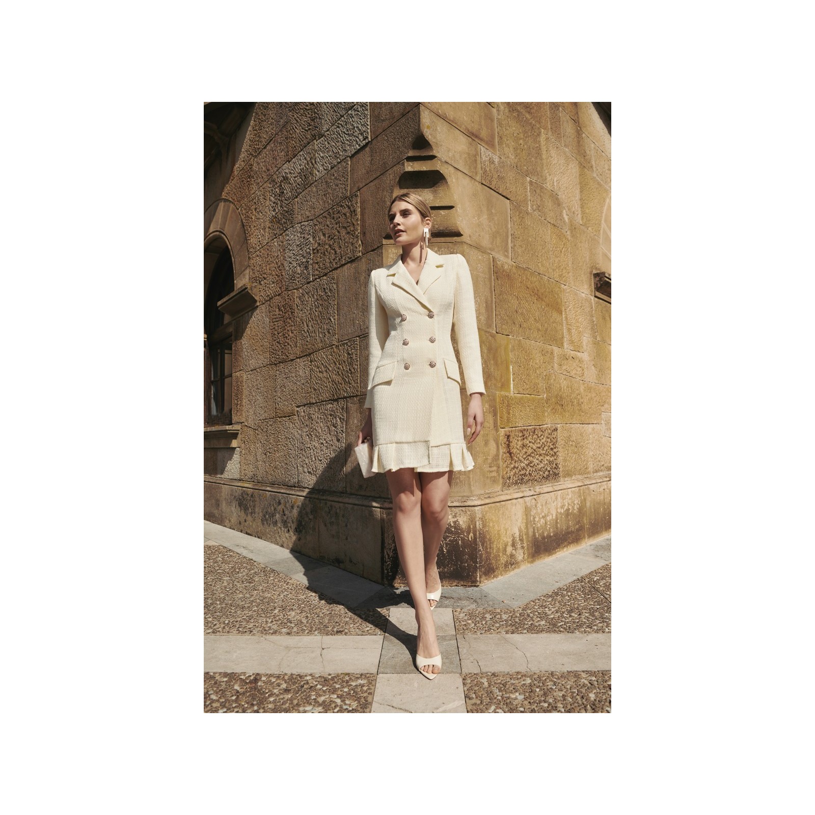 vestido corto esmoquin chanel blanco roto con volante