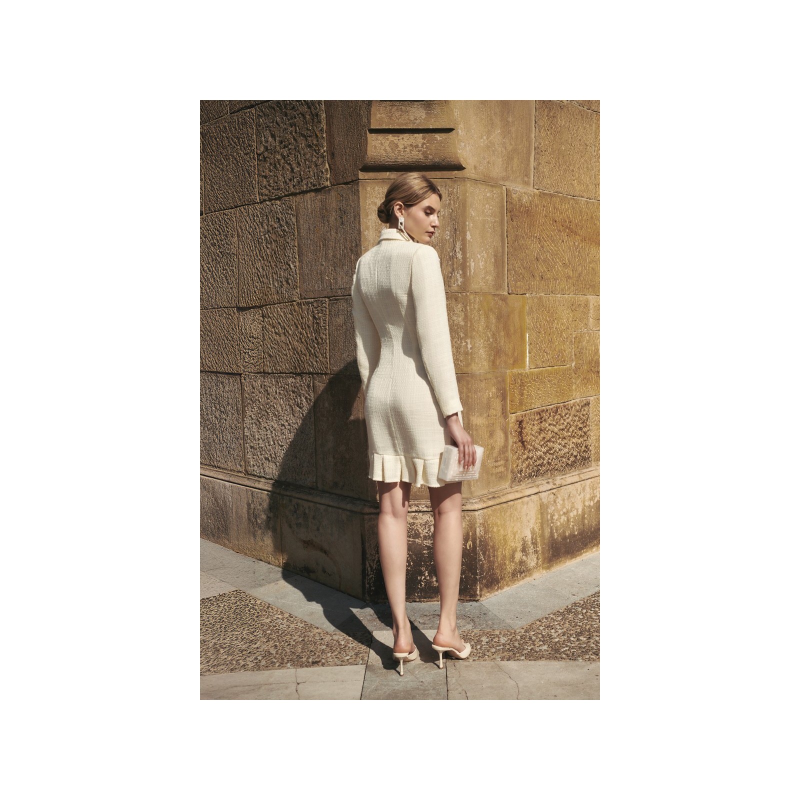 vestido corto esmoquin chanel blanco roto con volante