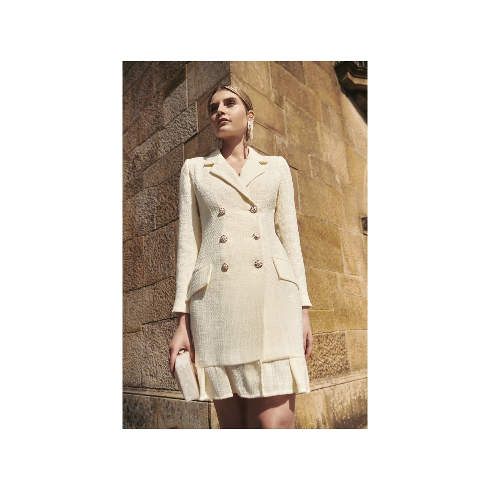 vestido corto esmoquin chanel blanco roto con volante